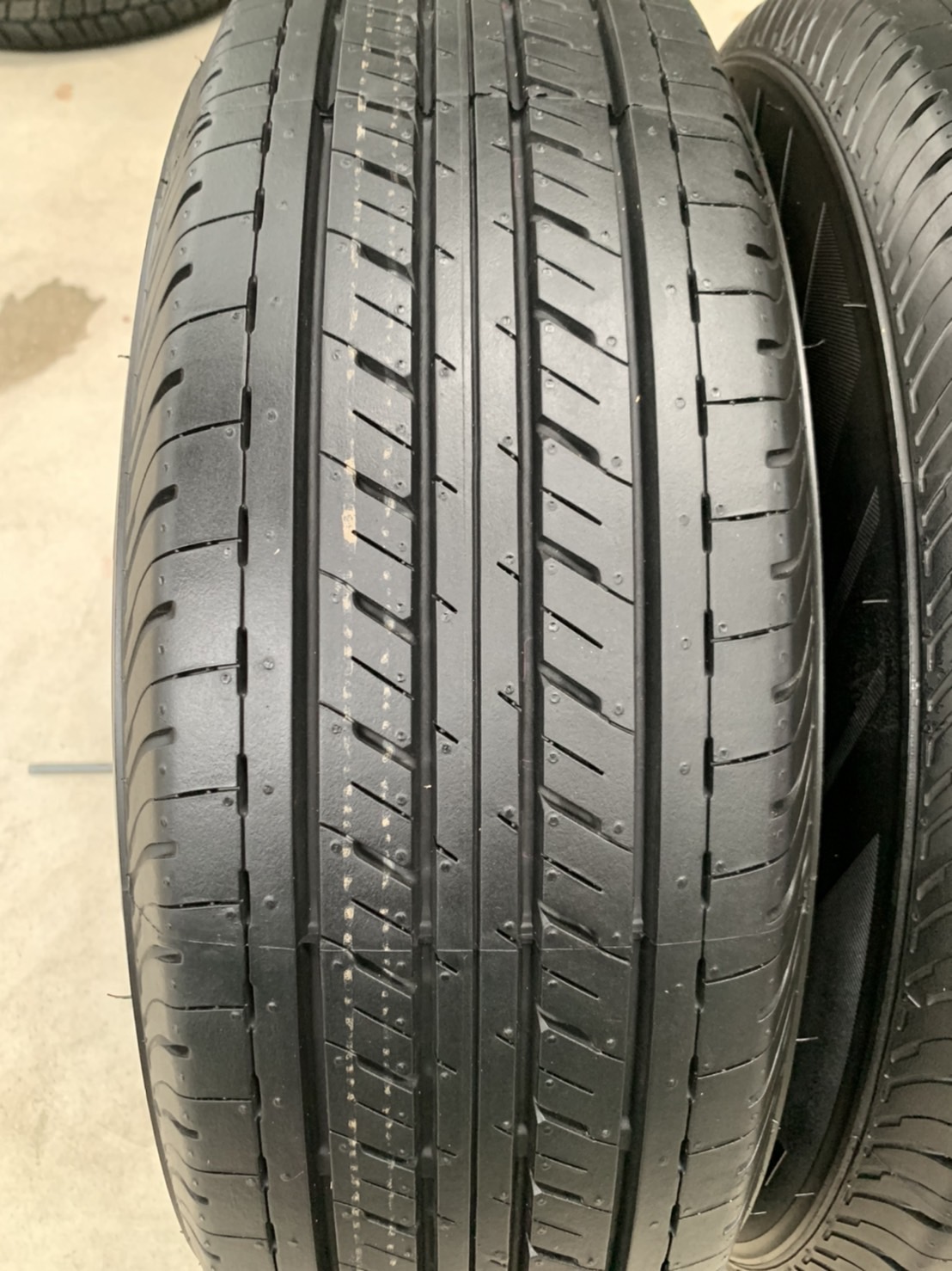 ยางป้ายแดง 215-70-15 Bridgestone ปี 22 ใส่กับ รถกระบะตัวเตี้ย ได้ทุกรุ่น ยางป้ายแดง 215-70-15 Bridgestone ปี 22 ใส่กับ รถกระบะตัวเตี้ย ได้ทุกรุ่น