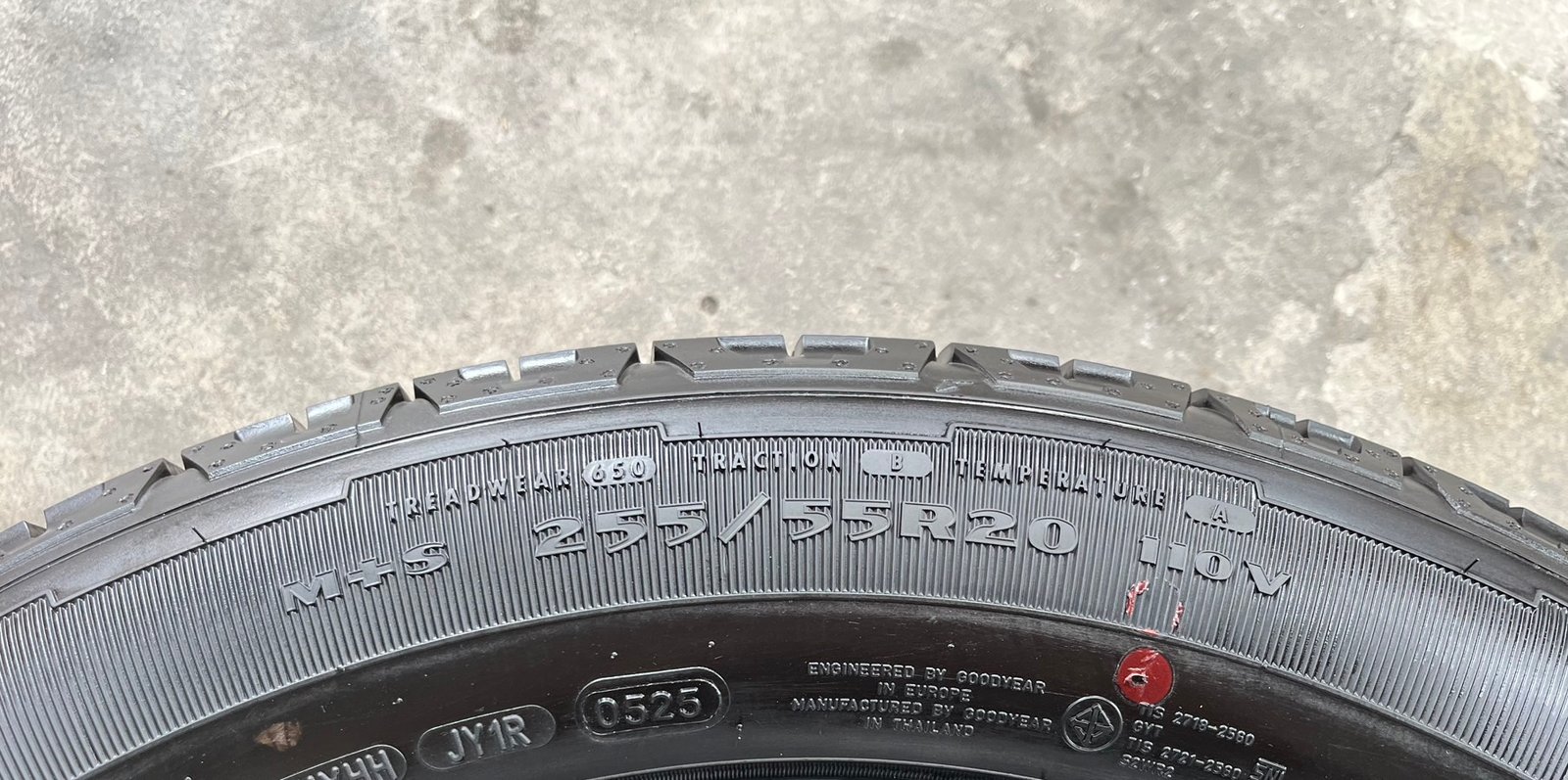 ยางใหม่ป้ายแดง 255-55-20 Goodyear ปี 25 เหมาะสำหรับ รถกระบะตัวสูง และ SUV ทุกรุ่น ยางใหม่ป้ายแดง 255-55-20 Goodyear ปี 25 เหมาะสำหรับ รถกระบะตัวสูง และ SUV ทุกรุ่น