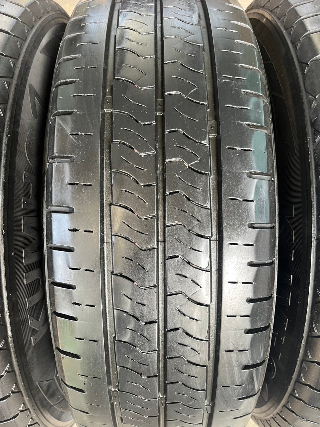 ล้อแม็ก 6รู139 Toyota ขอบ 15 พร้อมยาง 215-70-15 KUMHO ปี 22 ใส่กับ รถตู้ Commuter 6รู139 ได้เลย