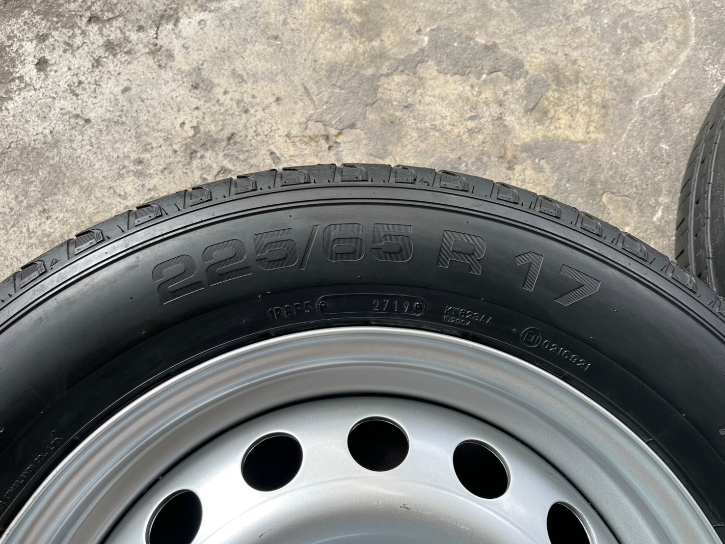 ล้อกระทะ 6รู139 Toyota ขอบ 17 แถมยาง 225-65-17 apollo ปี 19 ล้อกระทะ 6รู139 Toyota ขอบ 17 แถมยาง 225-65-17 apollo ปี 19