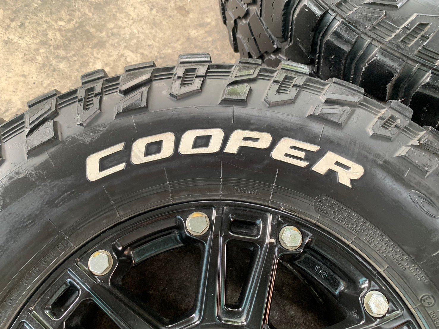 ล้อแม็ก 6รู139 ขอบ 16 สีดำหมุดเงิน พร้อมยาง 285-75-16 COOPER (U.S.A.) ปลายปี 16