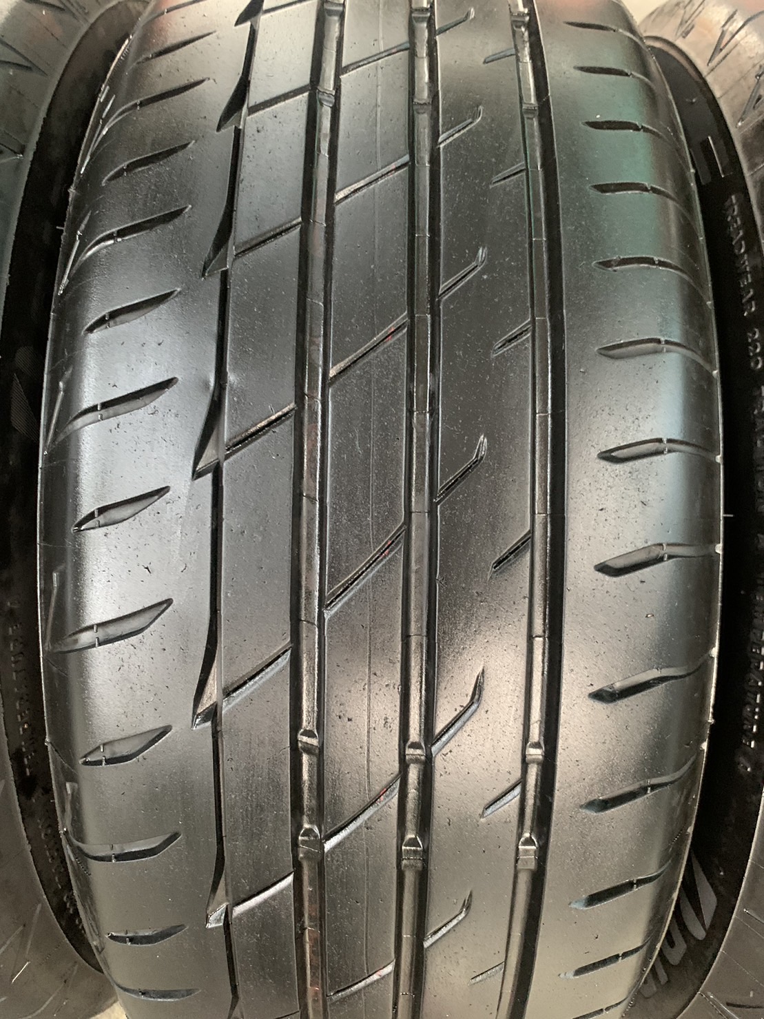 ยาง 195-55-15 Bridgestone ปี 21 สภาพสวย ยาง 195-55-15 Bridgestone ปี 21 สภาพสวย