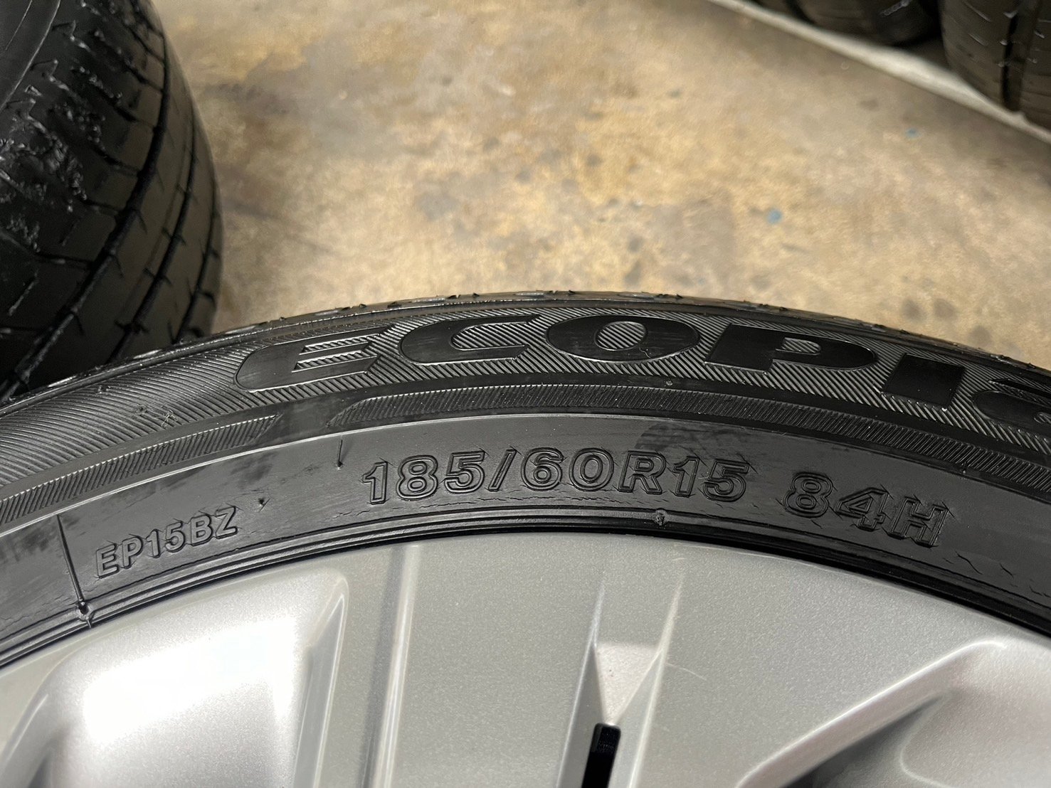 ล้อกระทะ 4รู100 Honda ขอบ 15 พร้อมยาง 185-60-15 Bridgestone ปลายปี 18