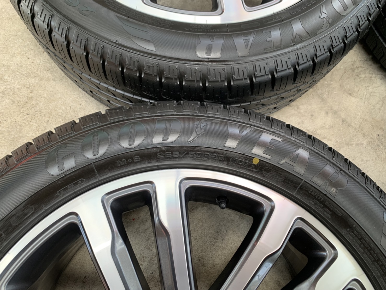 ล้อแม็กป้ายแดง Ford Everest รุ่นใหม่ ขอบ 20 พร้อมยางป้ายแดง 265-50-20 GoodYear ปี 22 สวยกริ๊บ ล้อแม็กป้ายแดง Ford Everest รุ่นใหม่ ขอบ 20 พร้อมยางป้ายแดง 265-50-20 GoodYear ปี 22 สวยกริ๊บ