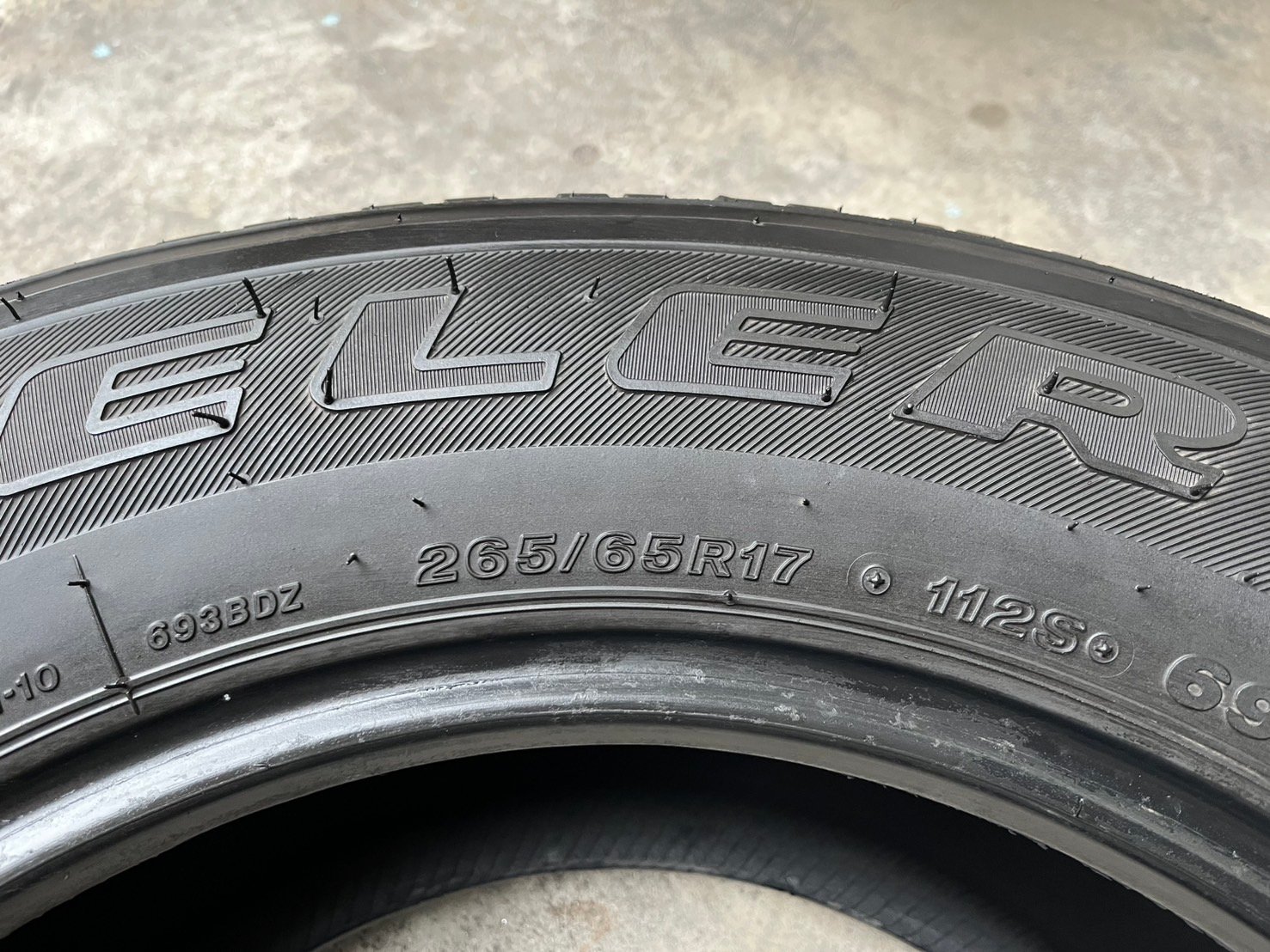 ยาง 1 เส้น 265-65-17 Bridgestone ปี 21 สภาพสวย ยาง 1 เส้น 265-65-17 Bridgestone ปี 21 สภาพสวย