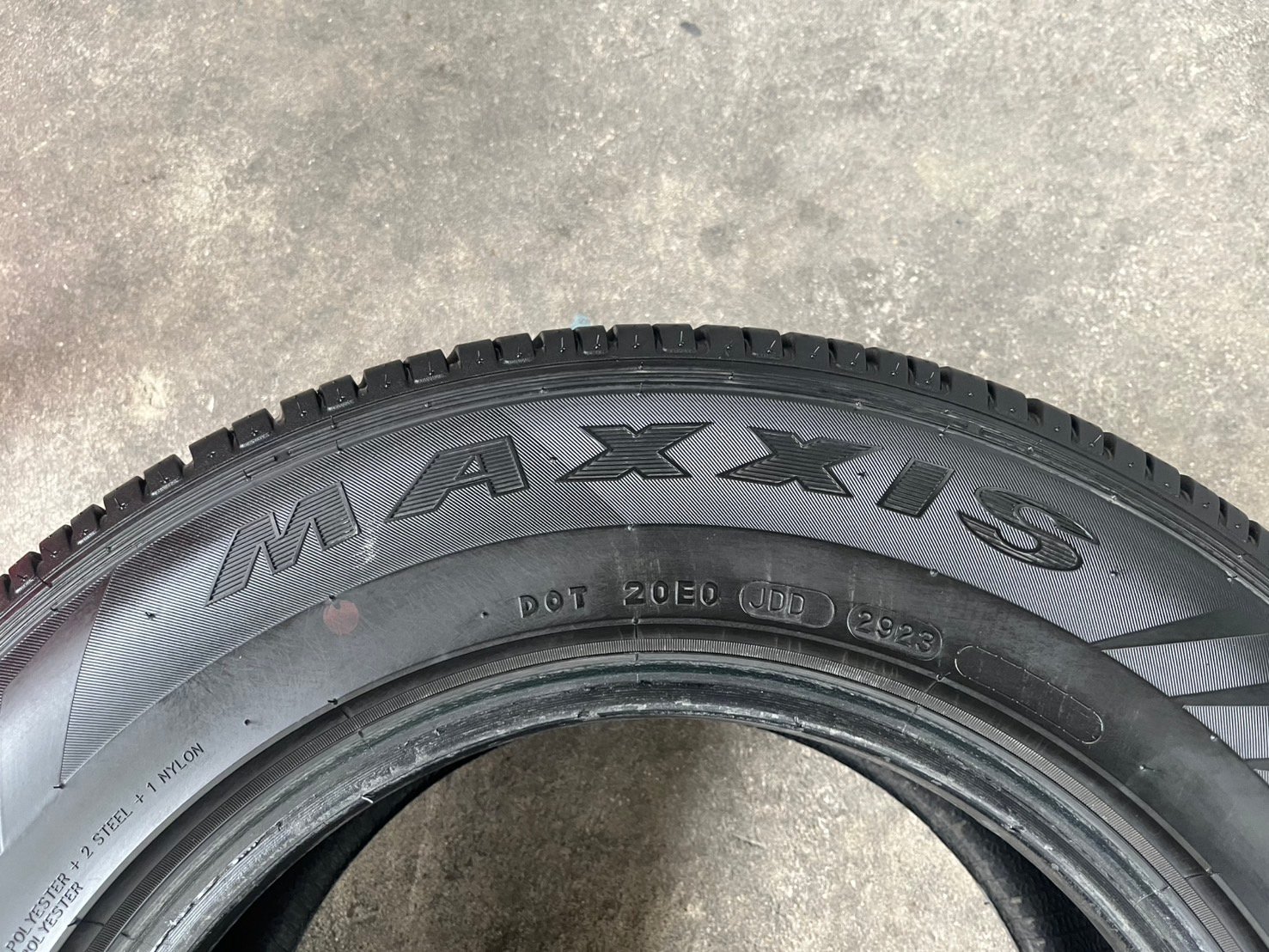 ยาง 215-70-15 Maxxis ปี 23 สภาพสวย ใส่กับ รถกระบะตัวเตี้ย ได้ทุกรุ่น