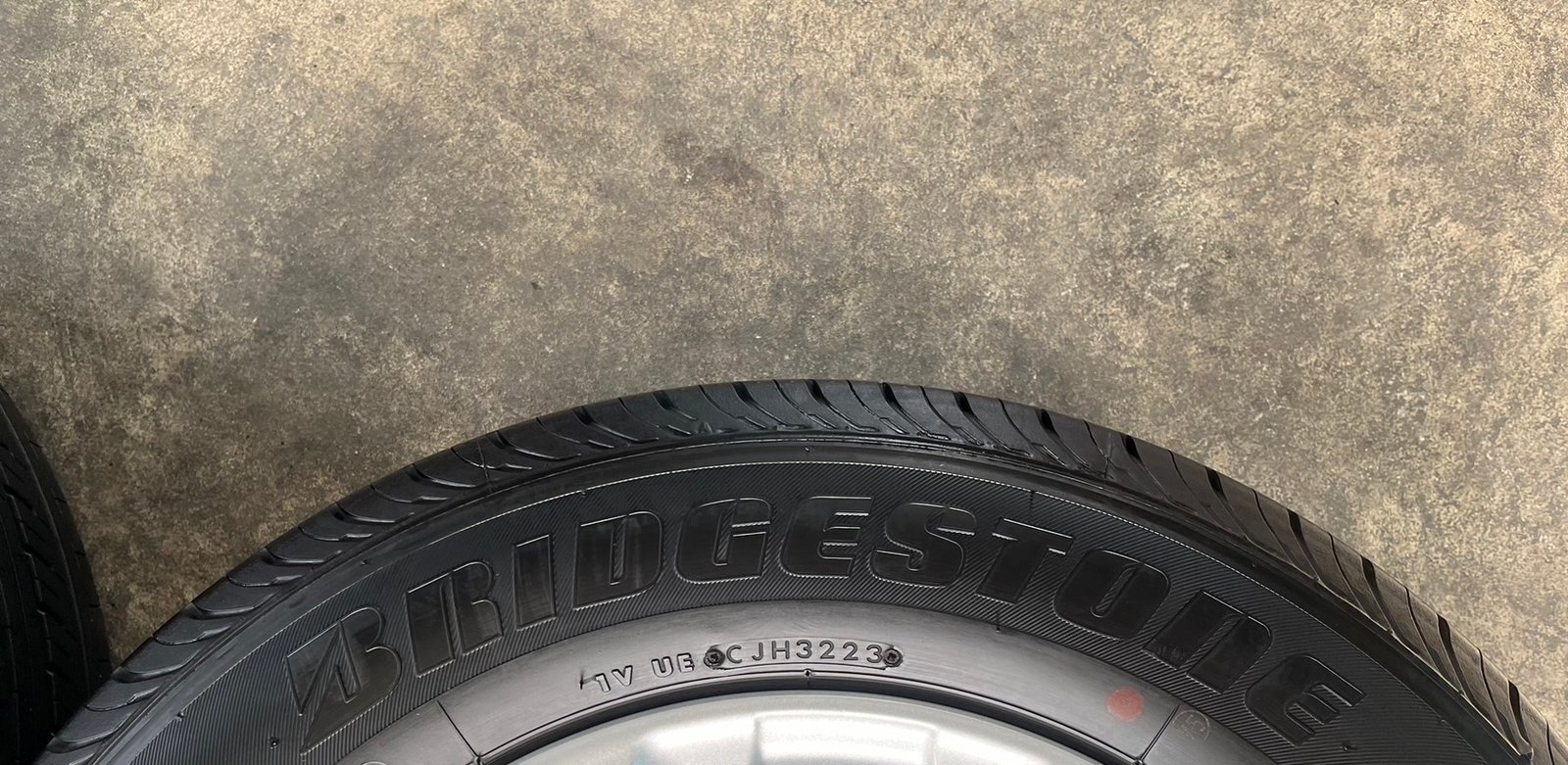 ยาง 215-65-16 Bridgestone ปี 23 ใส่กับ รถตู้ ,รถกระบะตัวเตี้ย ได้เลย