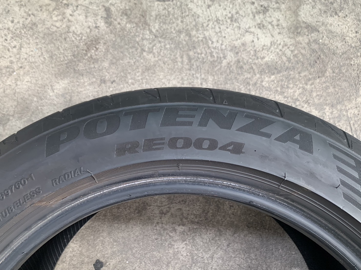 ยาง 195-55-15 Bridgestone ปี 21 สภาพสวย ยาง 195-55-15 Bridgestone ปี 21 สภาพสวย