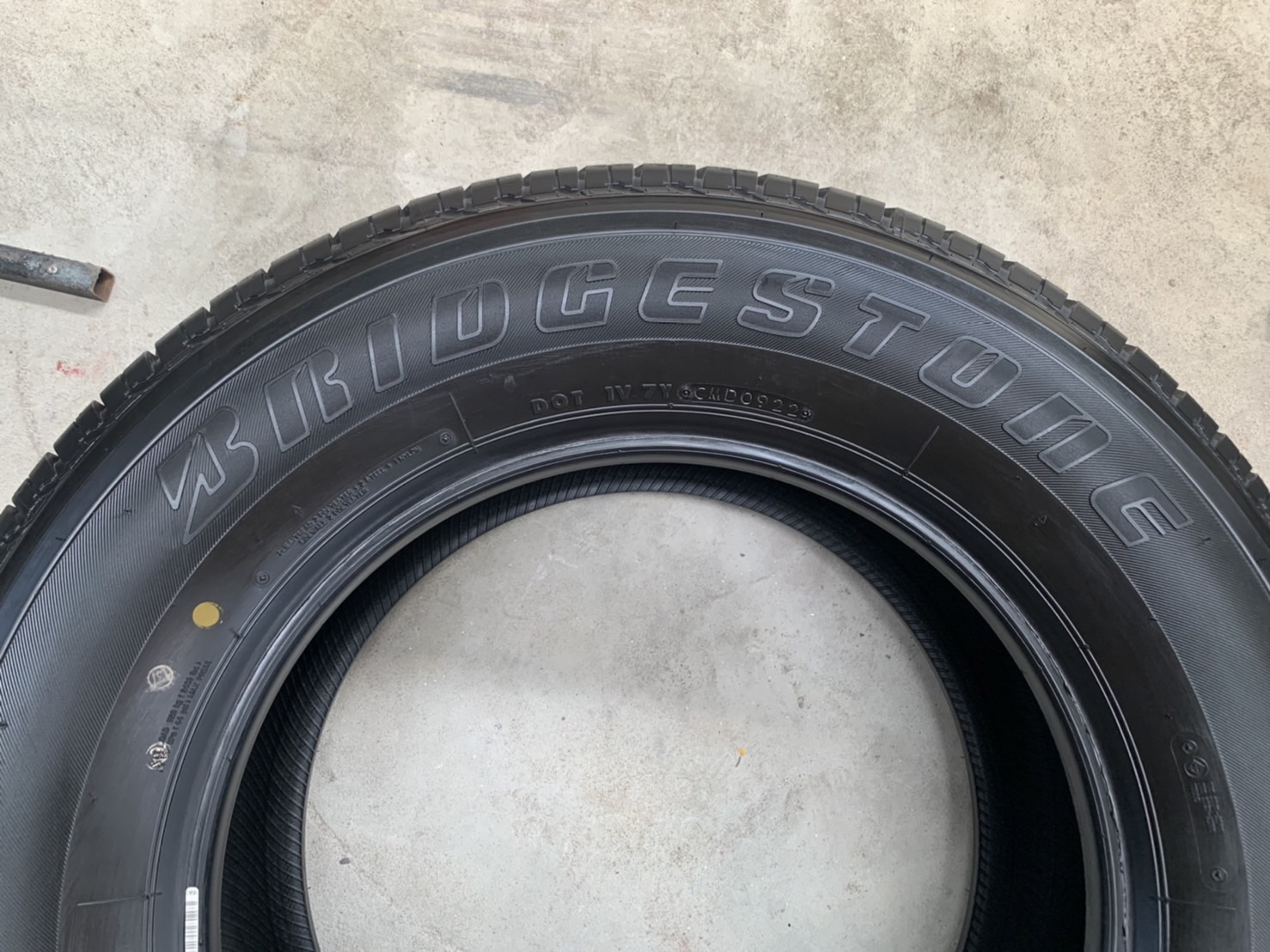 ยางใหม่ป้ายแดง 265-65-17 Bridgestone ปี 22 ใหม่ยกห้าง ถอดจากโชว์รูม ยางใหม่ป้ายแดง 265-65-17 Bridgestone ปี 22 ใหม่ยกห้าง ถอดจากโชว์รูม