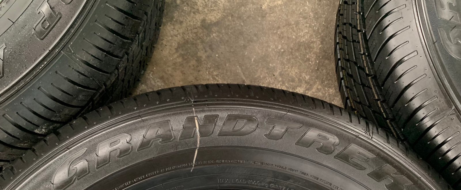 ยางใหม่ป้ายแดง 255-65-17 Dunlop ปี 22 ใหม่กริ๊บๆ เหมาะสำหรับ รถกระบะตัวสูง และ SUV ทุกรุ่น ยางใหม่ป้ายแดง 255-65-17 Dunlop ปี 22 ใหม่กริ๊บๆ เหมาะสำหรับ รถกระบะตัวสูง และ SUV ทุกรุ่น