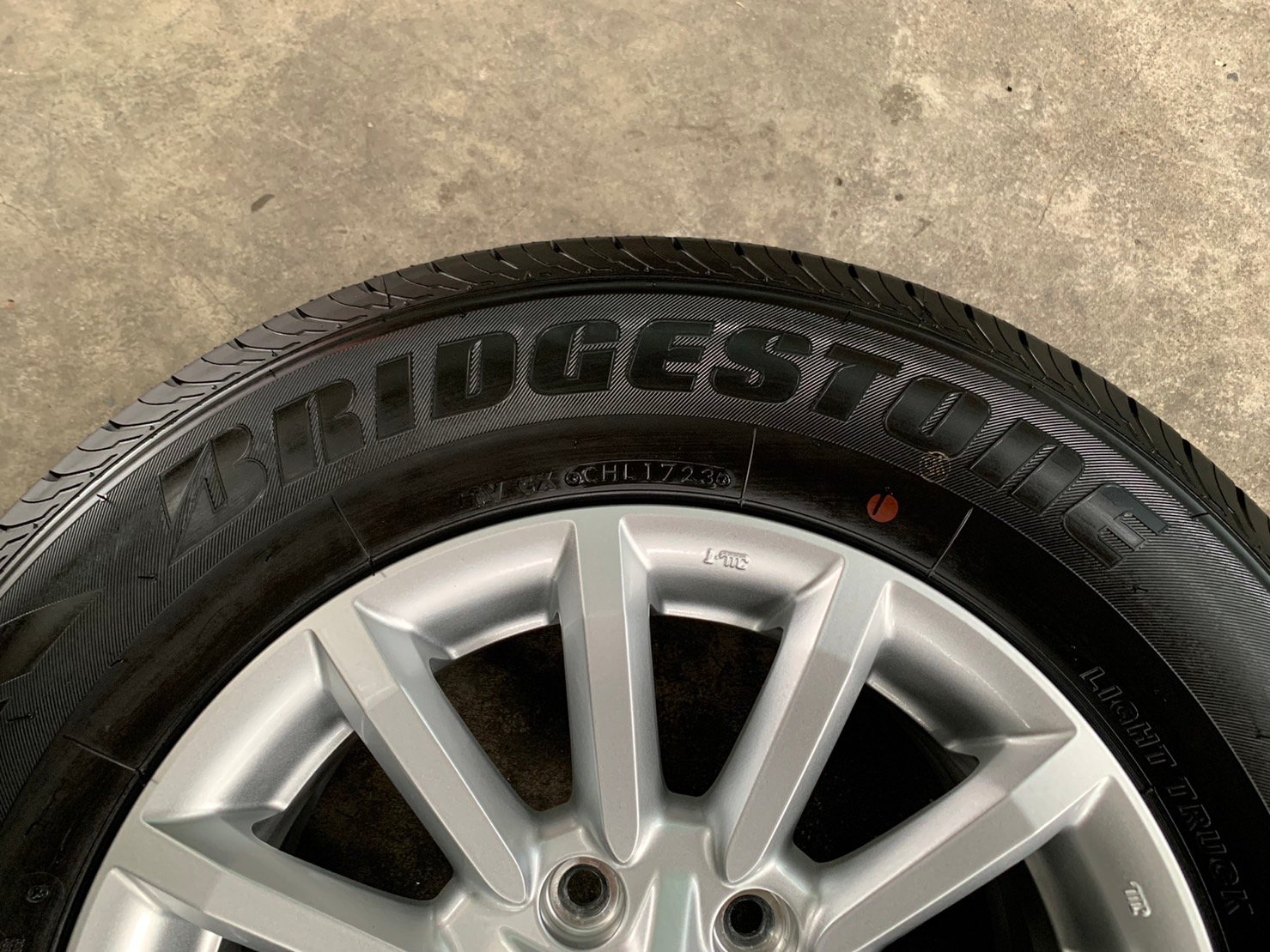 ล้อแม็กป้ายแดง ISUZU D-Max รุ่นใหม่ล่าสุด ขอบ 16 พร้อมยางป้ายแดง 215-70-16 Bridgestone ปี 23 ล้อแม็กป้ายแดง ISUZU D-Max รุ่นใหม่ล่าสุด ขอบ 16 พร้อมยางป้ายแดง 215-70-16 Bridgestone ปี 23
