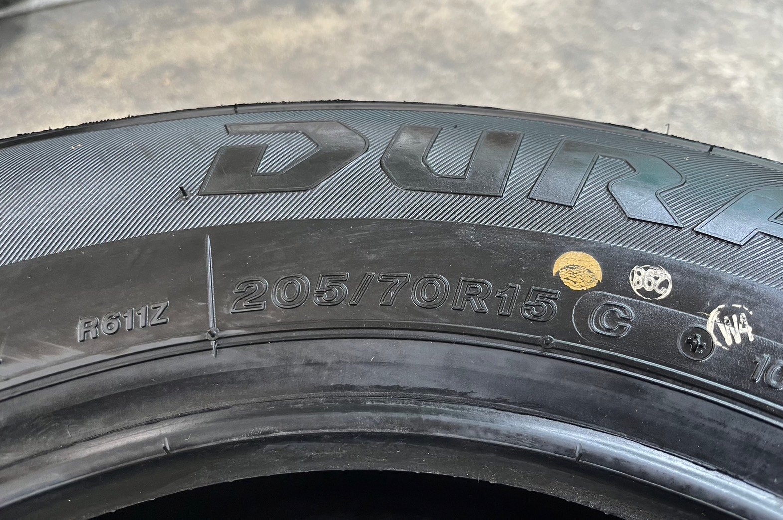 ยาง 2 เส้น ยางใหม่ป้ายแดง 205-70-15 Bridgestone ปี 23 ใหม่กริ๊บ ยาง 2 เส้น ยางใหม่ป้ายแดง 205-70-15 Bridgestone ปี 23 ใหม่กริ๊บ
