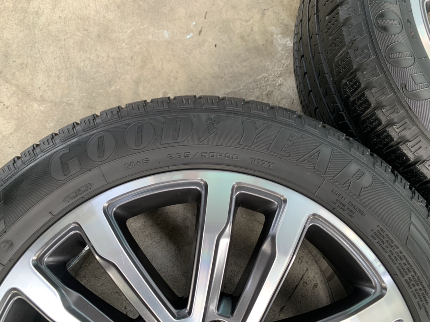 ล้อแม็ก Ford Everest รุ่นใหม่ ขอบ 20 เทาหน้าเงา พร้อมยาง 265-50-20 GoodYear ปี 20 ล้อแม็ก Ford Everest รุ่นใหม่ ขอบ 20 เทาหน้าเงา พร้อมยาง 265-50-20 GoodYear ปี 20