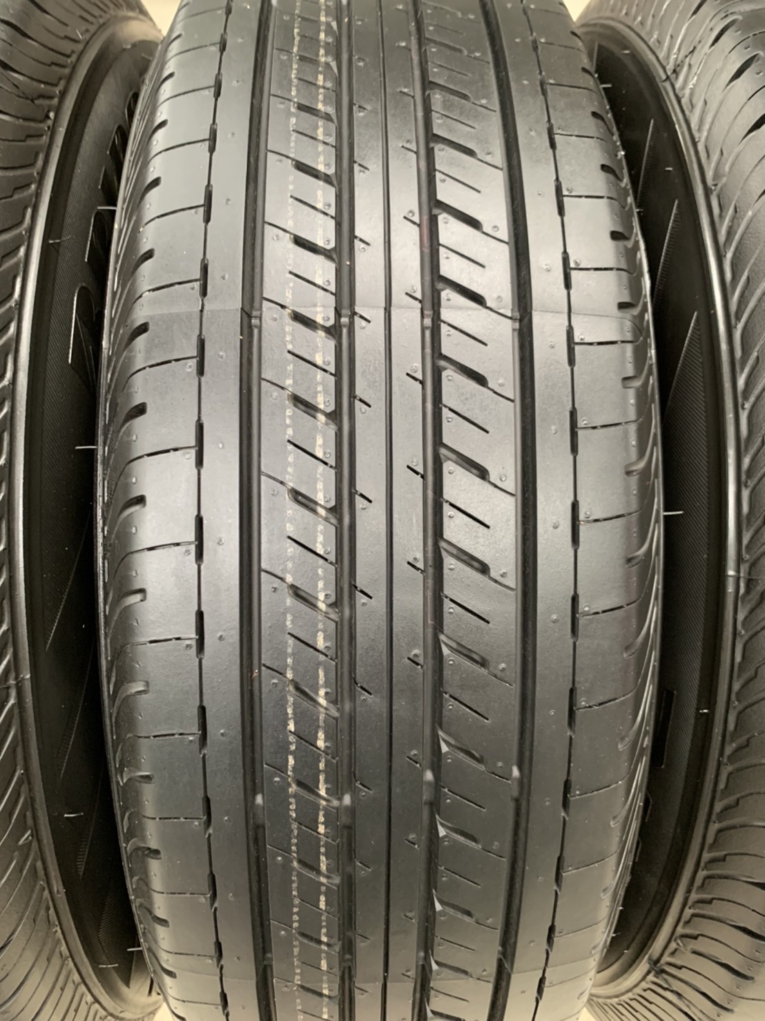 ยางป้ายแดง 215-70-15 Bridgestone ปี 22 ใส่กับ รถกระบะตัวเตี้ย ได้ทุกรุ่น ยางป้ายแดง 215-70-15 Bridgestone ปี 22 ใส่กับ รถกระบะตัวเตี้ย ได้ทุกรุ่น