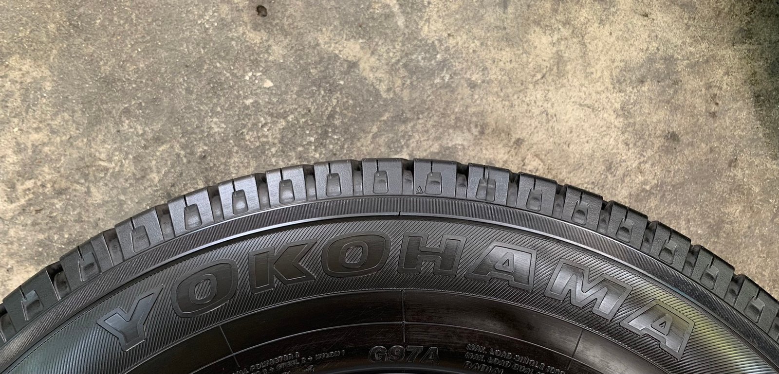 ยางป้ายแดง 205R16 Yokohama ปลายปี 22 เหมาะสำหรับ รถกระบะตัวเตี้ย ,รถกระบะสายบรรทุก ยางป้ายแดง 205R16 Yokohama ปลายปี 22 เหมาะสำหรับ รถกระบะตัวเตี้ย ,รถกระบะสายบรรทุก