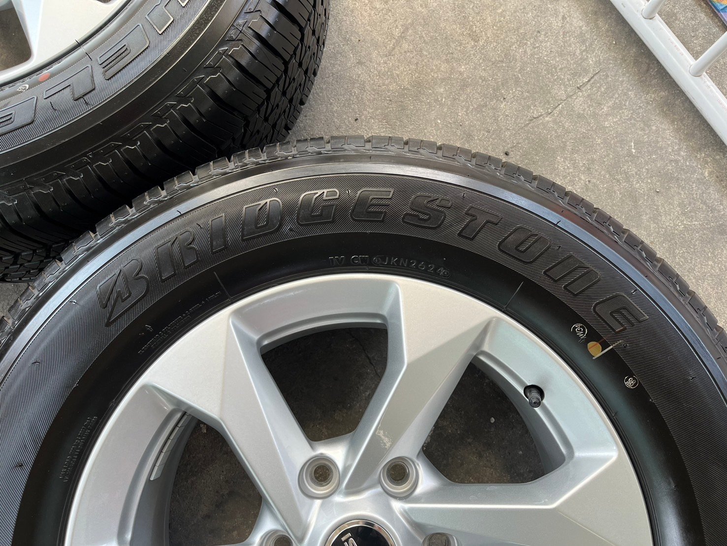 ล้อแม็กป้ายแดง ISUZU D-Max รุ่นใหม่ล่าสุด ขอบ 17 พร้อมยางป้ายแดง 255-65-17 Bridgestone ปี 24 ล้อแม็กป้ายแดง ISUZU D-Max รุ่นใหม่ล่าสุด ขอบ 17 พร้อมยางป้ายแดง 255-65-17 Bridgestone ปี 24