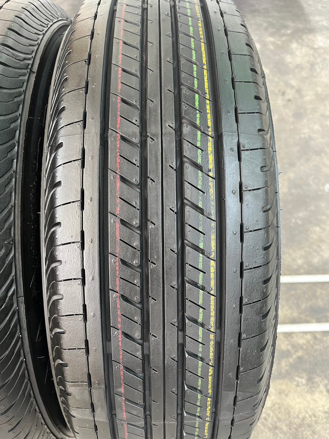 ยาง 2 เส้น ยางใหม่ป้ายแดง 205-70-15 Bridgestone ปี 23 ใหม่กริ๊บ ยาง 2 เส้น ยางใหม่ป้ายแดง 205-70-15 Bridgestone ปี 23 ใหม่กริ๊บ