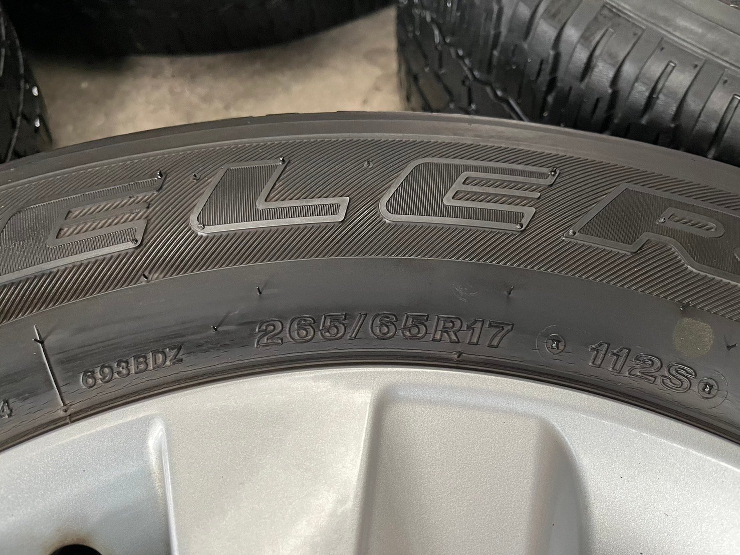 ล้อแม็ก Toyota Revo ตัวสูง ขอบ 17 พร้อมยาง 265-65-17 Bridgestone ปี 21 ล้อแม็ก Toyota Revo ตัวสูง ขอบ 17 พร้อมยาง 265-65-17 Bridgestone ปี 21