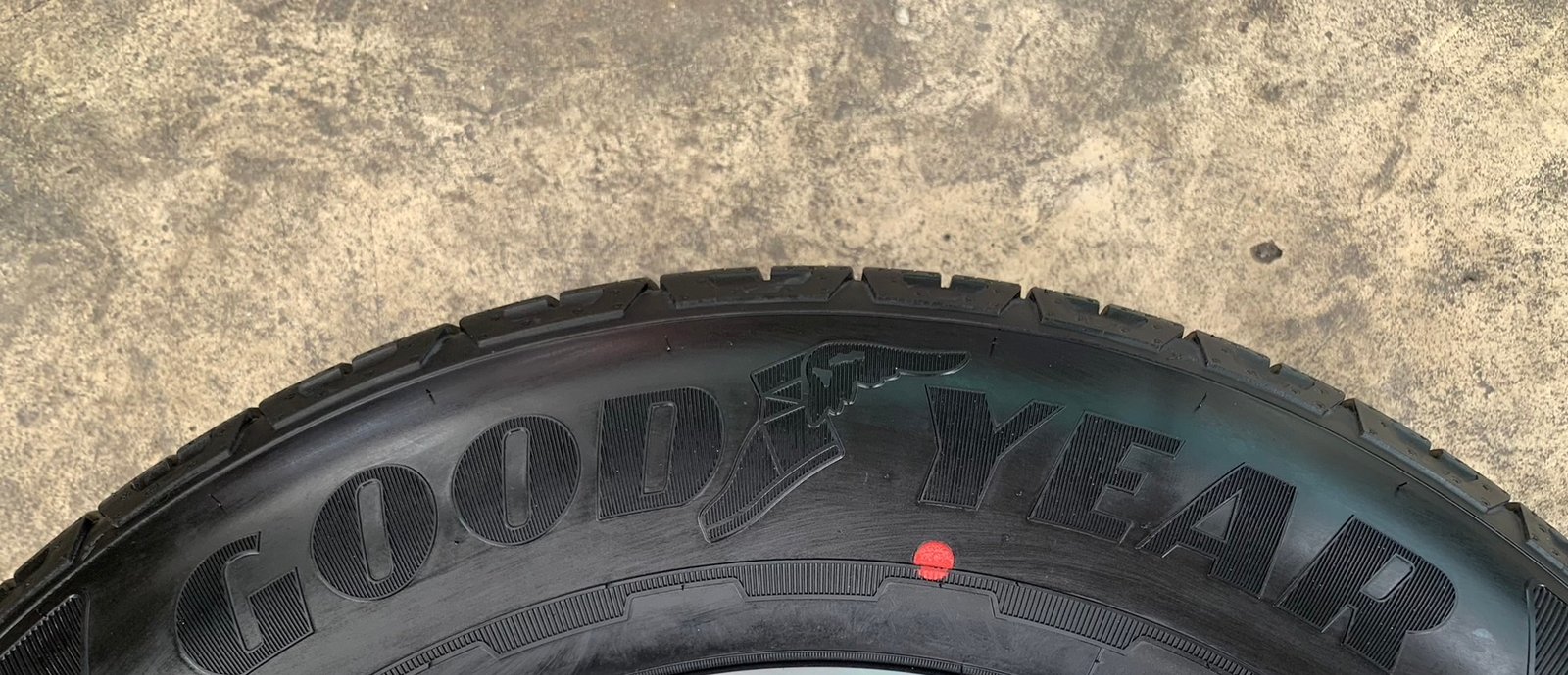 ยางใหม่ป้ายแดง 255-65-18 Goodyear ปี 23 ใส่แทน 255-60-18 และ 265-60-18 ได้เลย ยางใหม่ป้ายแดง 255-65-18 Goodyear ปี 23 ใส่แทน 255-60-18 และ 265-60-18 ได้เลย