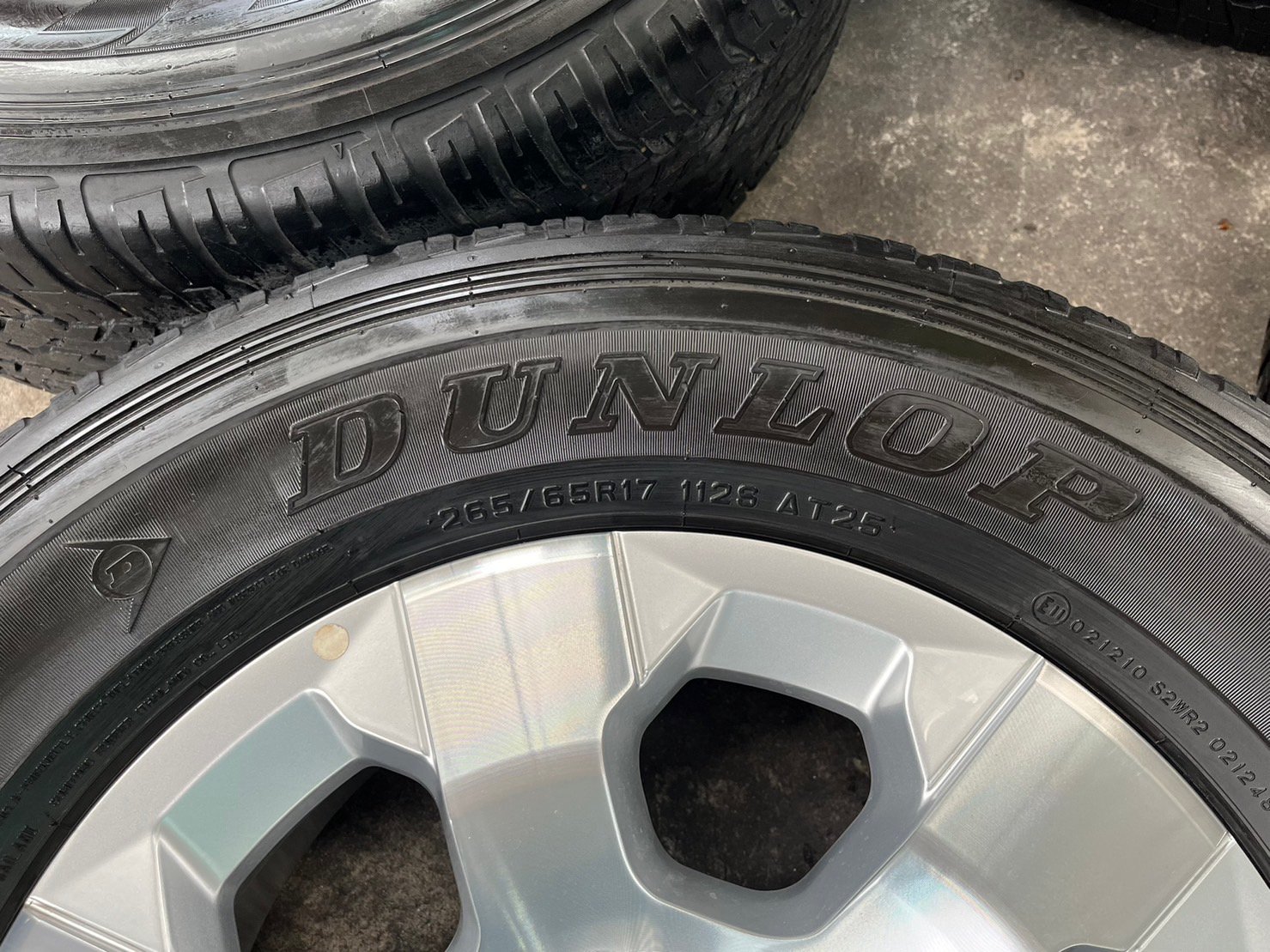 ล้อแม็ก Chevrolet Colorado ขอบ 17 บอร์นหน้าเงา พร้อมยาง 265-65-17 Dunlop ปี 21 ล้อแม็ก Chevrolet Colorado ขอบ 17 บอร์นหน้าเงา พร้อมยาง 265-65-17 Dunlop ปี 21