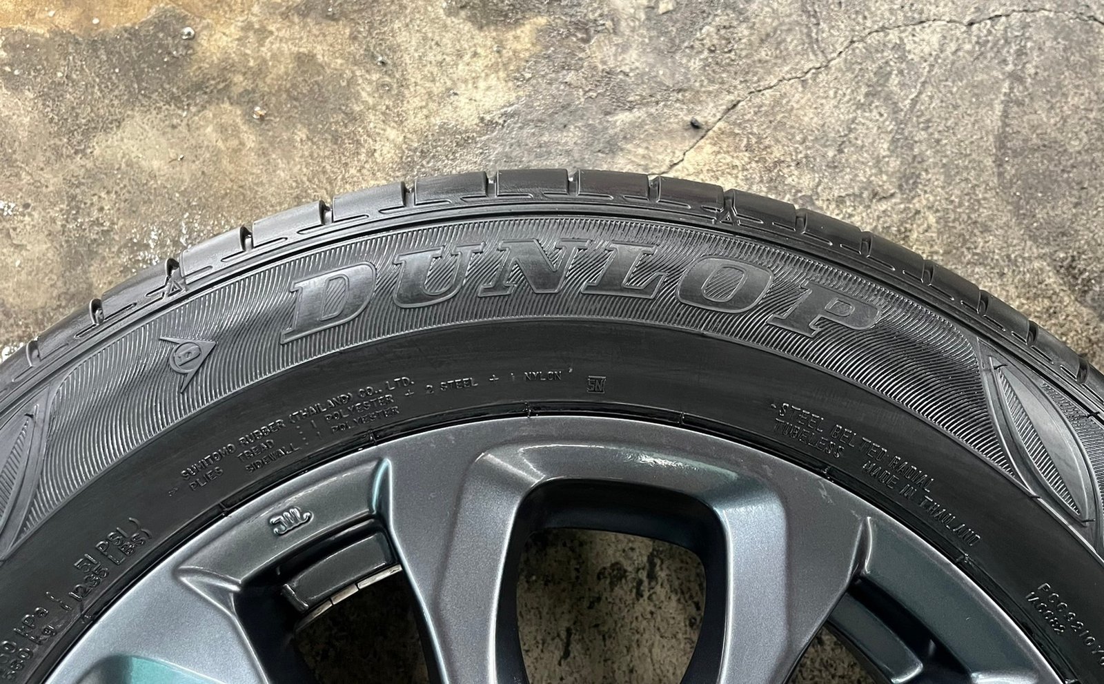 ล้อแม็ก Mazda 2 Skyactiv ขอบ 15 สีดำ พร้อมยางใหม่ 185-65-15 Dunlop ปี 23 ล้อแม็ก Mazda 2 Skyactiv ขอบ 15 สีดำ พร้อมยางใหม่ 185-65-15 Dunlop ปี 23