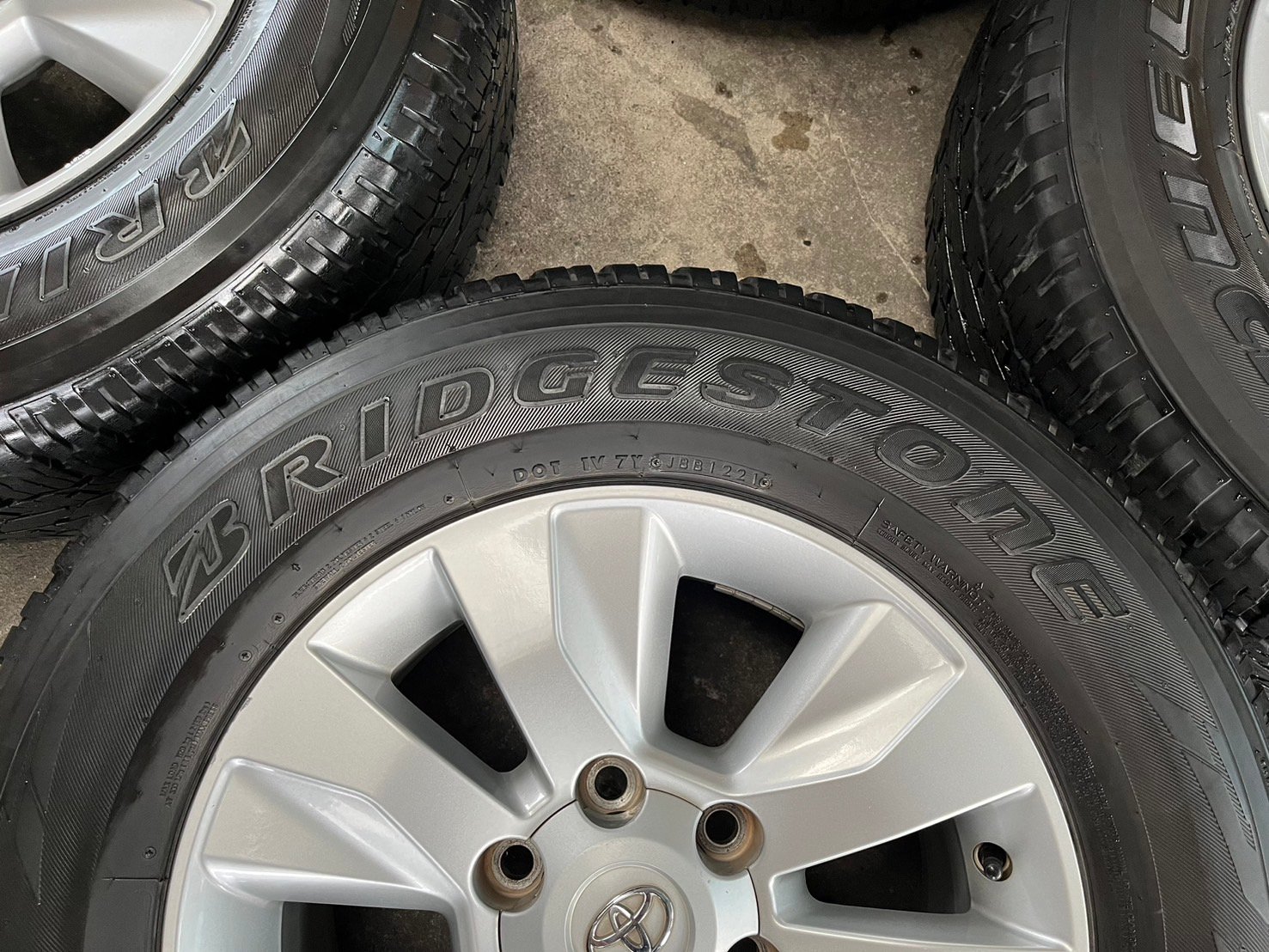 ล้อแม็ก Toyota Revo ตัวสูง ขอบ 17 พร้อมยาง 265-65-17 Bridgestone ปี 21 ล้อแม็ก Toyota Revo ตัวสูง ขอบ 17 พร้อมยาง 265-65-17 Bridgestone ปี 21