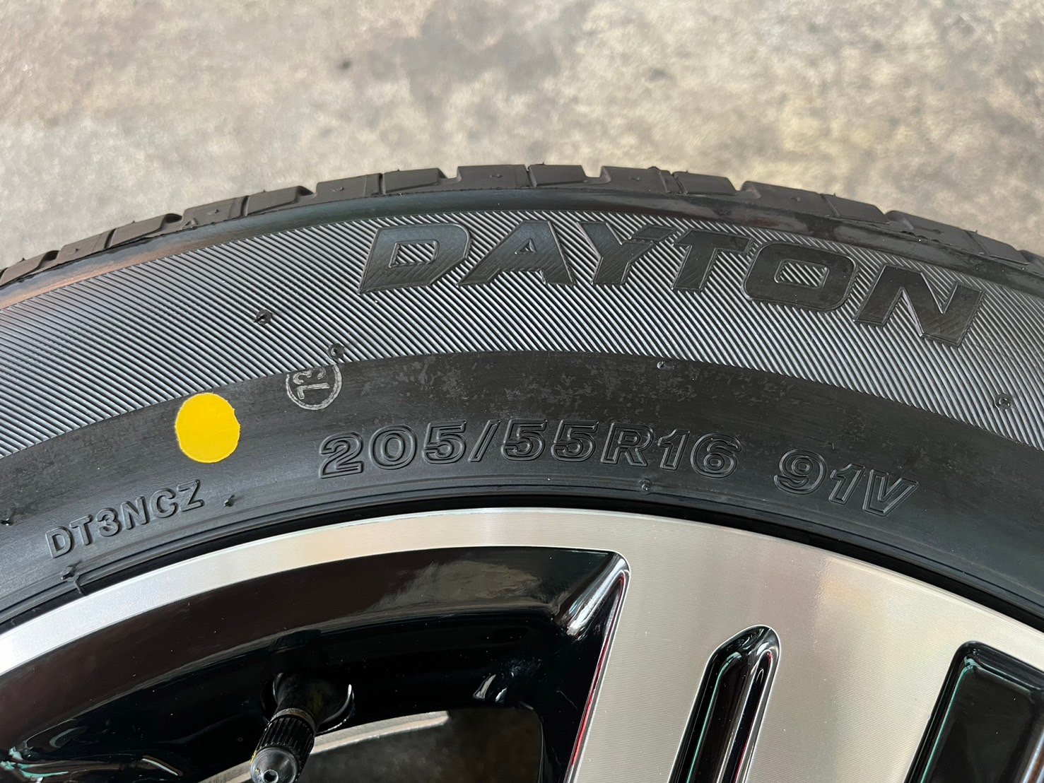 ล้อแม็กป้ายแดง Mitsu Xpander รุ่นใหม่ ขอบ 16 ดำหน้าเงา พร้อมยางใหม่ 205-55-16 DAYTON ปลายปี 23