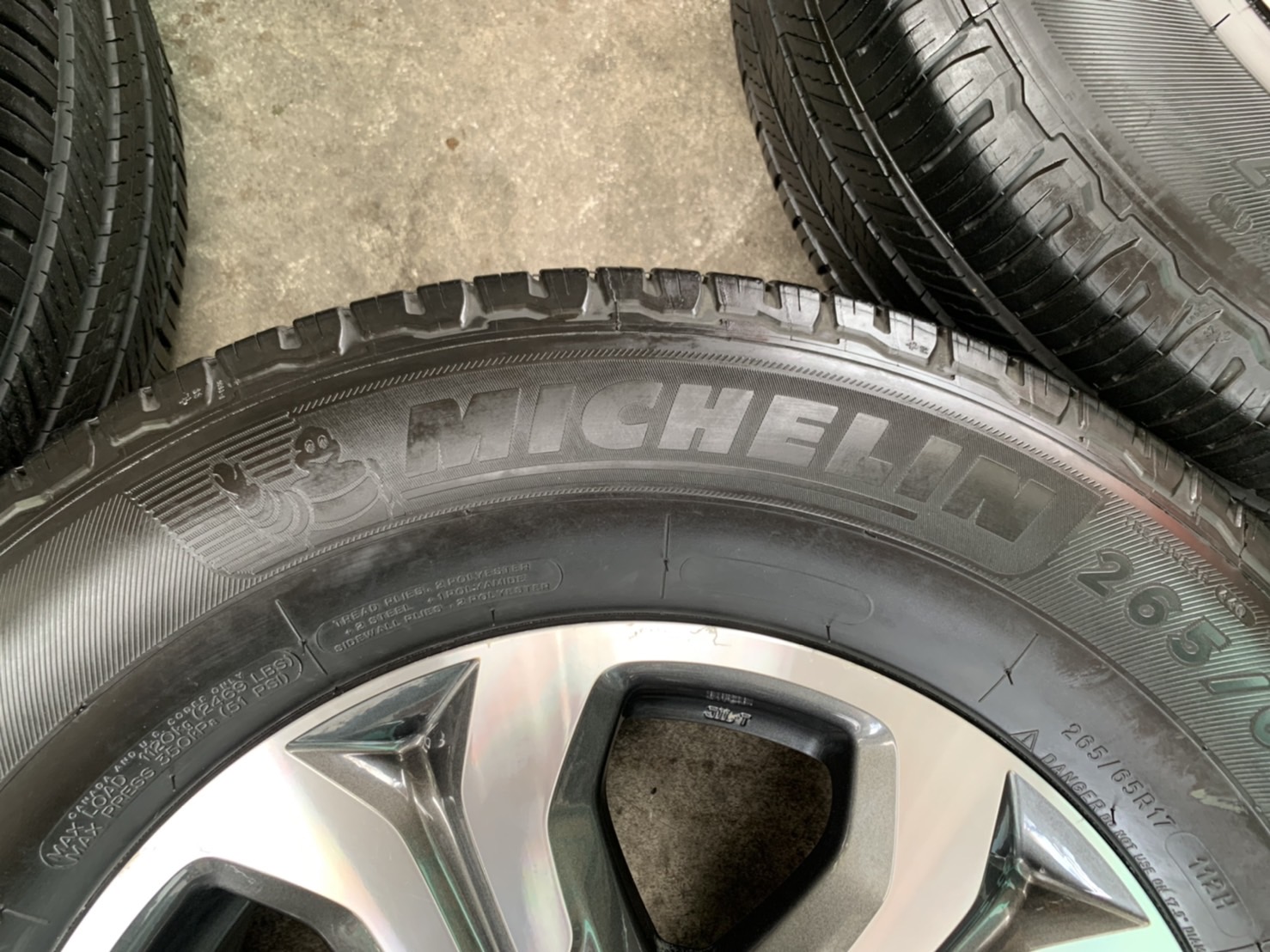 ล้อแม็ก Mazda BT50 Pro ขอบ 17 สีเทาหน้าเงา พร้อมยาง 265-65-17 Michelin ปลายปี 20 ล้อแม็ก Mazda BT50 Pro ขอบ 17 สีเทาหน้าเงา พร้อมยาง 265-65-17 Michelin ปลายปี 20