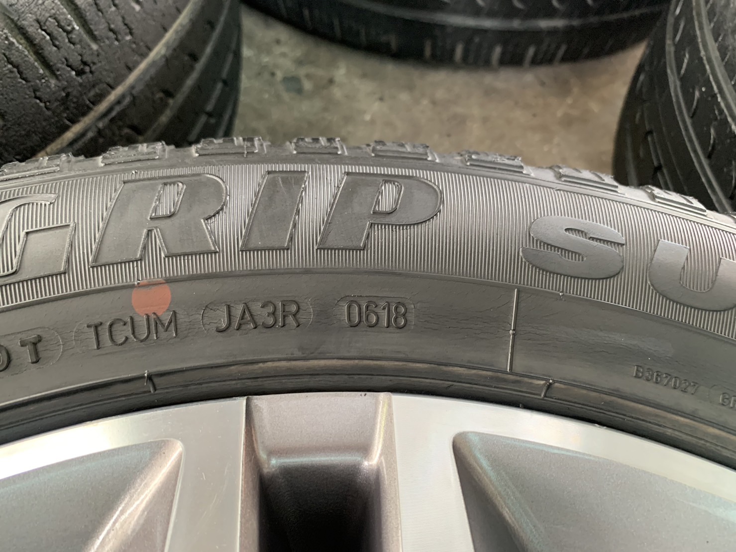 ล้อแม็ก Ford Everest ขอบ 20 สีเทาหน้าเงา แถมยาง 265-50-20 GoodYear ปี 18 ล้อแม็ก Ford Everest ขอบ 20 สีเทาหน้าเงา แถมยาง 265-50-20 GoodYear ปี 18