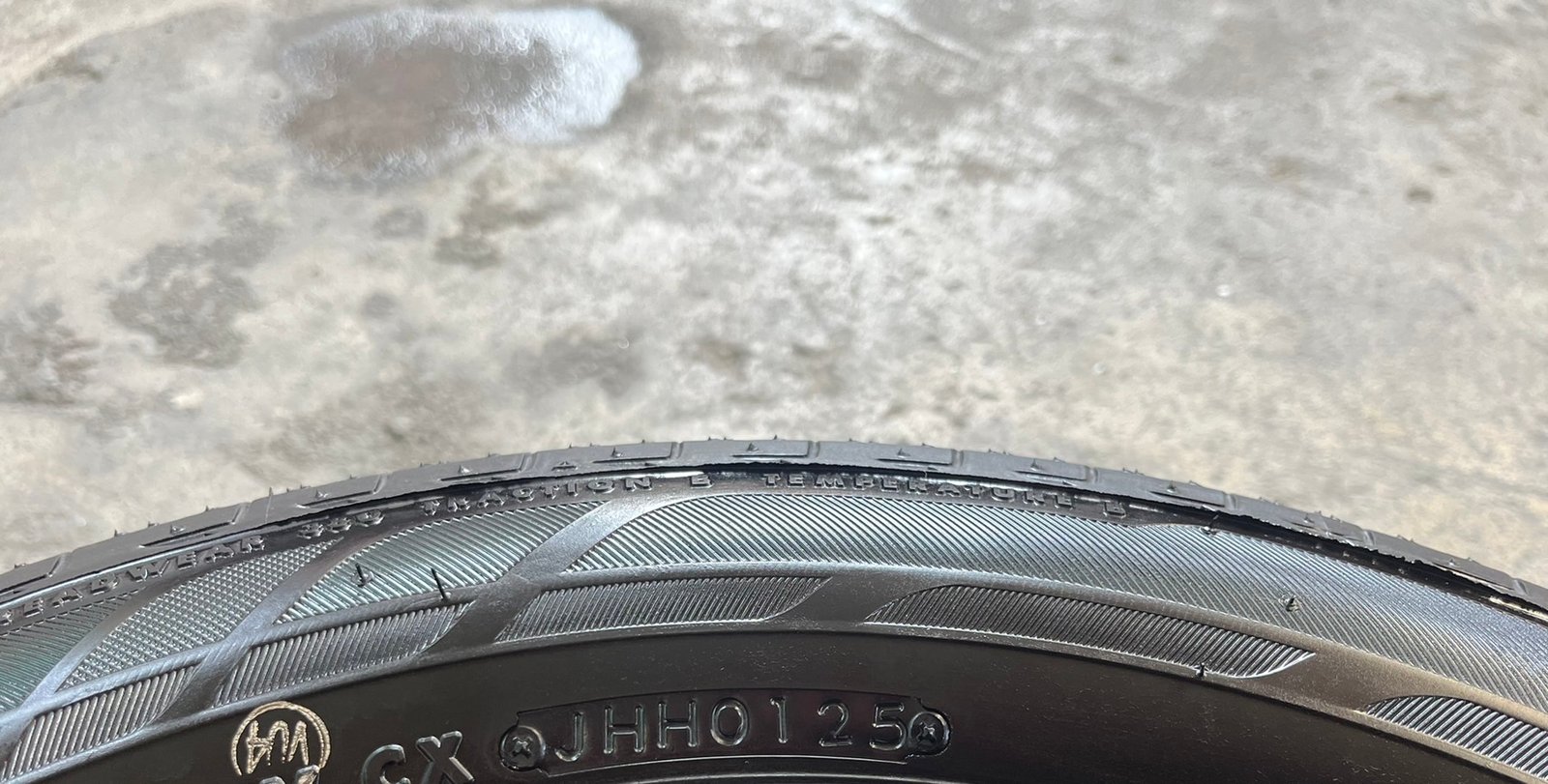 ยางป้ายแดง 165-65-14 Bridgestone ปี 25 สวยกริ๊บ ยางป้ายแดง 165-65-14 Bridgestone ปี 25 สวยกริ๊บ