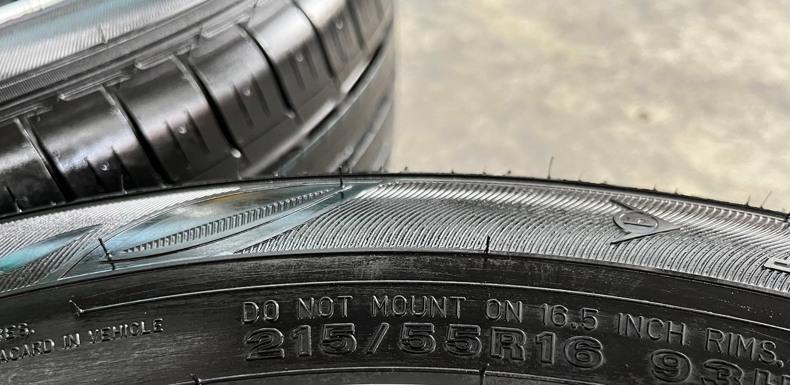 ยางใหม่ป้ายแดง 215-55-16 Dunlop ปลายปี 23 ใหม่กริ๊บ ยางใหม่ป้ายแดง 215-55-16 Dunlop ปลายปี 23 ใหม่กริ๊บ