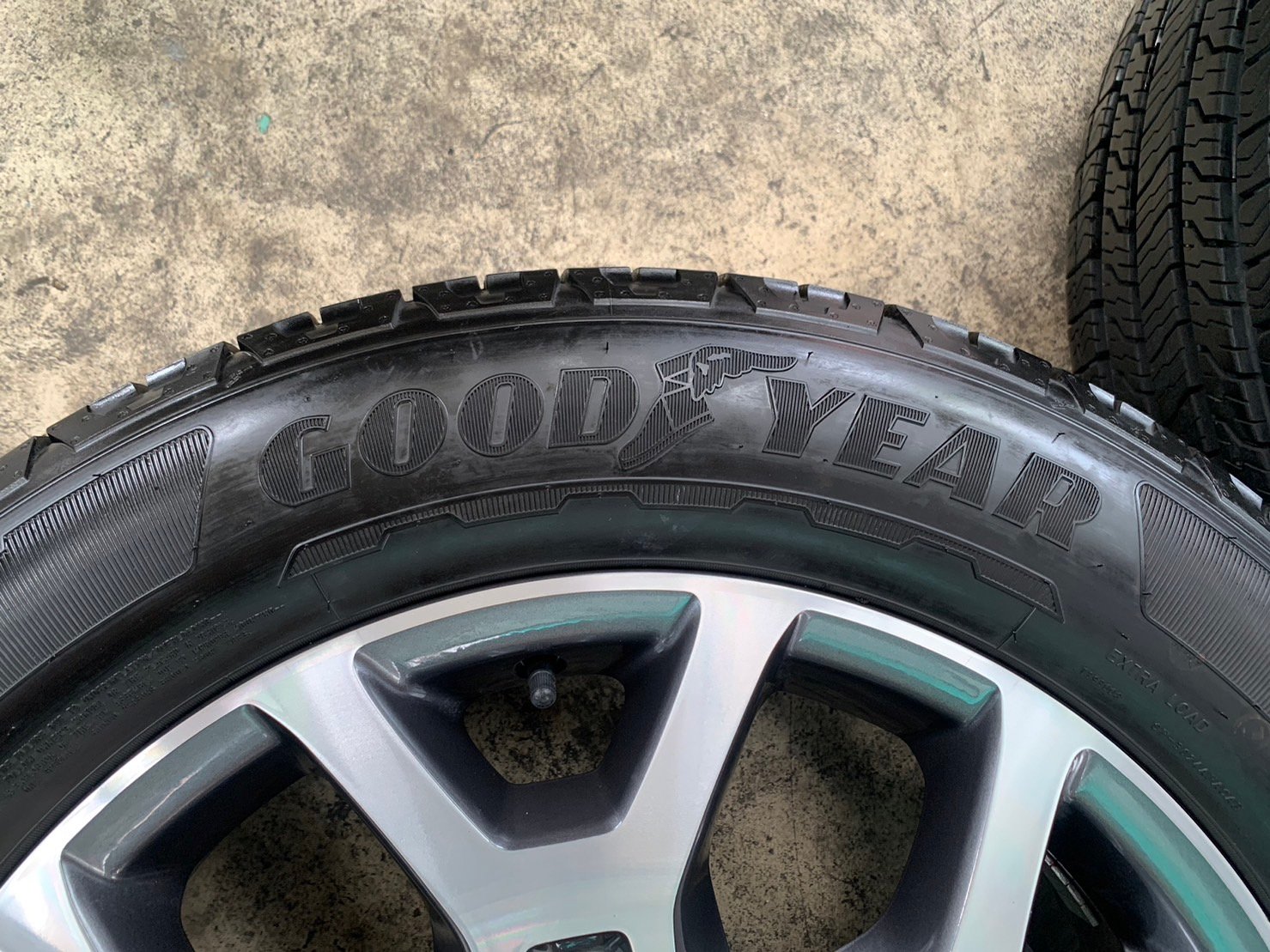 ล้อแม็กป้ายแดง Ford Everest Next-Gen ขอบ 20 เทาหน้าเงา พร้อมยางป้ายแดง 255-55-20 GoodYear ปี 23 ล้อแม็กป้ายแดง Ford Everest Next-Gen ขอบ 20 เทาหน้าเงา พร้อมยางป้ายแดง 255-55-20 GoodYear ปี 23