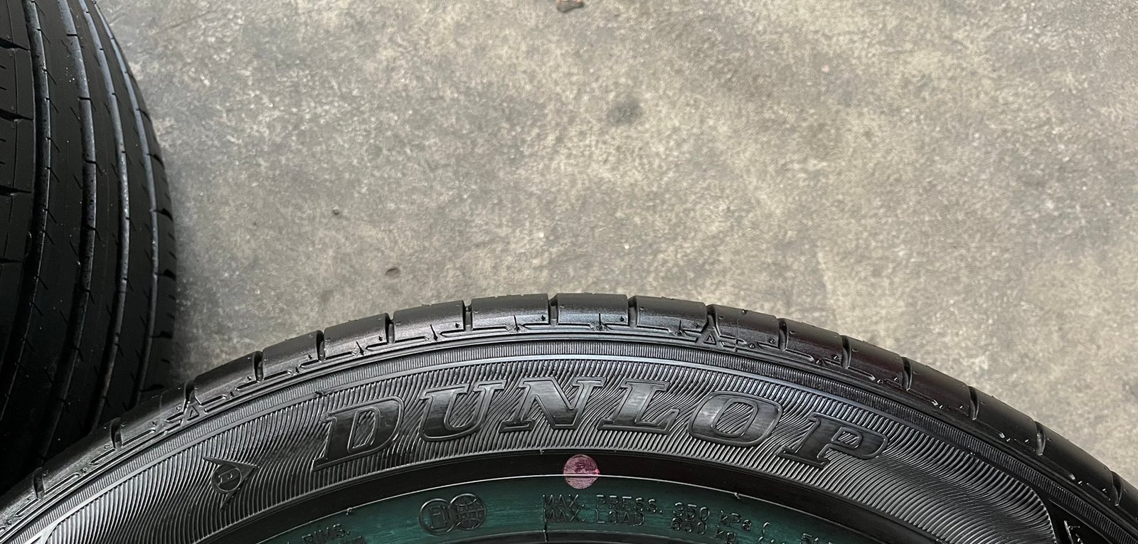 ยางใหม่ป้ายแดง 215-55-16 Dunlop ปลายปี 23 ใหม่กริ๊บ ยางใหม่ป้ายแดง 215-55-16 Dunlop ปลายปี 23 ใหม่กริ๊บ