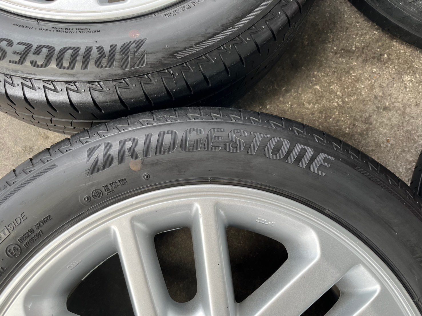ล้อแม็ก 6รู139 Toyota ขอบ 17 พร้อมยาง 215-55-17 Bridgestone ปี 22 ล้อแม็ก 6รู139 Toyota ขอบ 17 พร้อมยาง 215-55-17 Bridgestone ปี 22