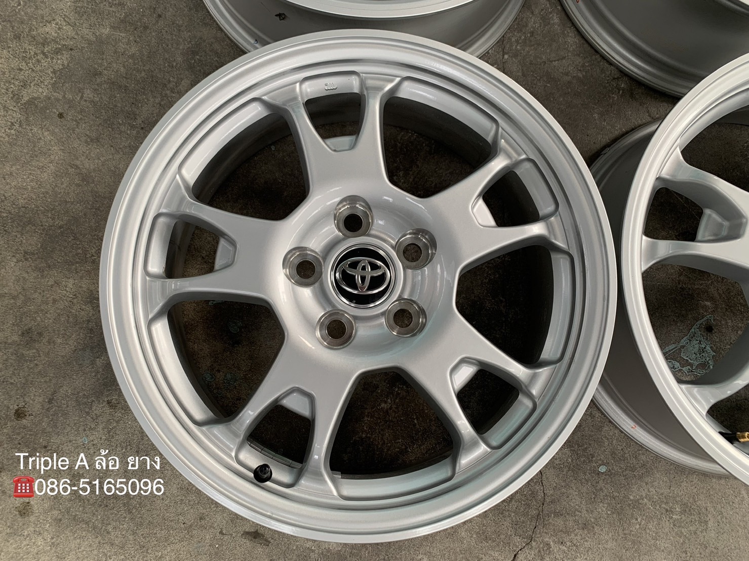 ล้อแม็กป้ายแดง Toyota Corolla Cross ขอบ 17 สีบอร์น ใส่กับ Revo Vigo Camry Innova ได้ ล้อแม็กป้ายแดง Toyota Corolla Cross ขอบ 17 สีบอร์น ใส่กับ Revo Vigo Camry Innova ได้