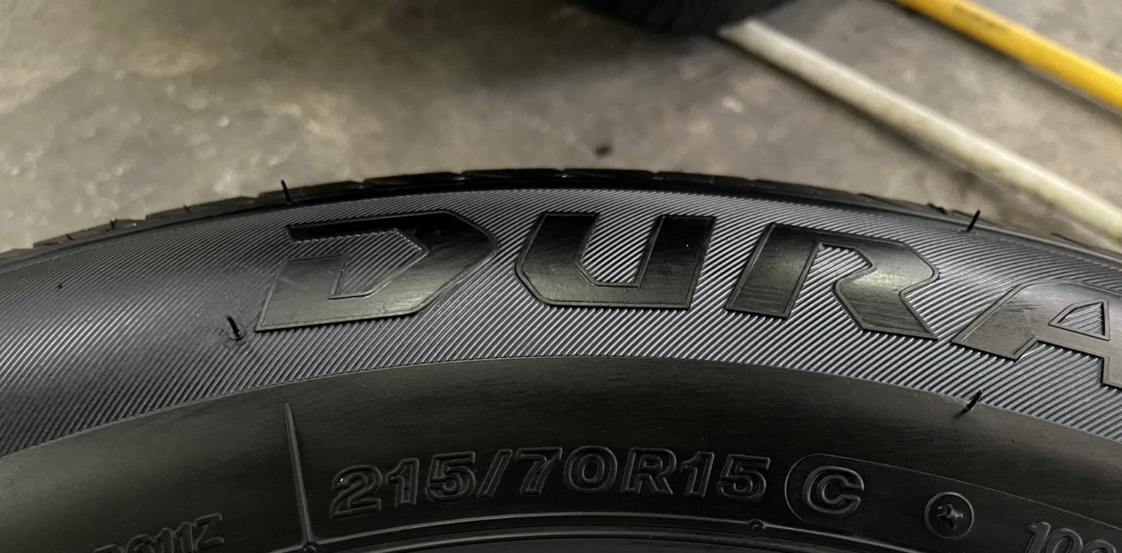 ยางป้ายแดง 215-70-15 Bridgestone ปี 25 สวยกริ๊บ ใส่กับ รถกระบะตัวเตี้ย ได้ทุกรุ่น
