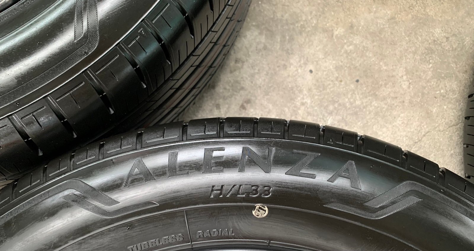 ยางใหม่ป้ายแดง 215-60-17 Bridgestone ปี 23 ใหม่กริ๊บ ยางใหม่ป้ายแดง 215-60-17 Bridgestone ปี 23 ใหม่กริ๊บ