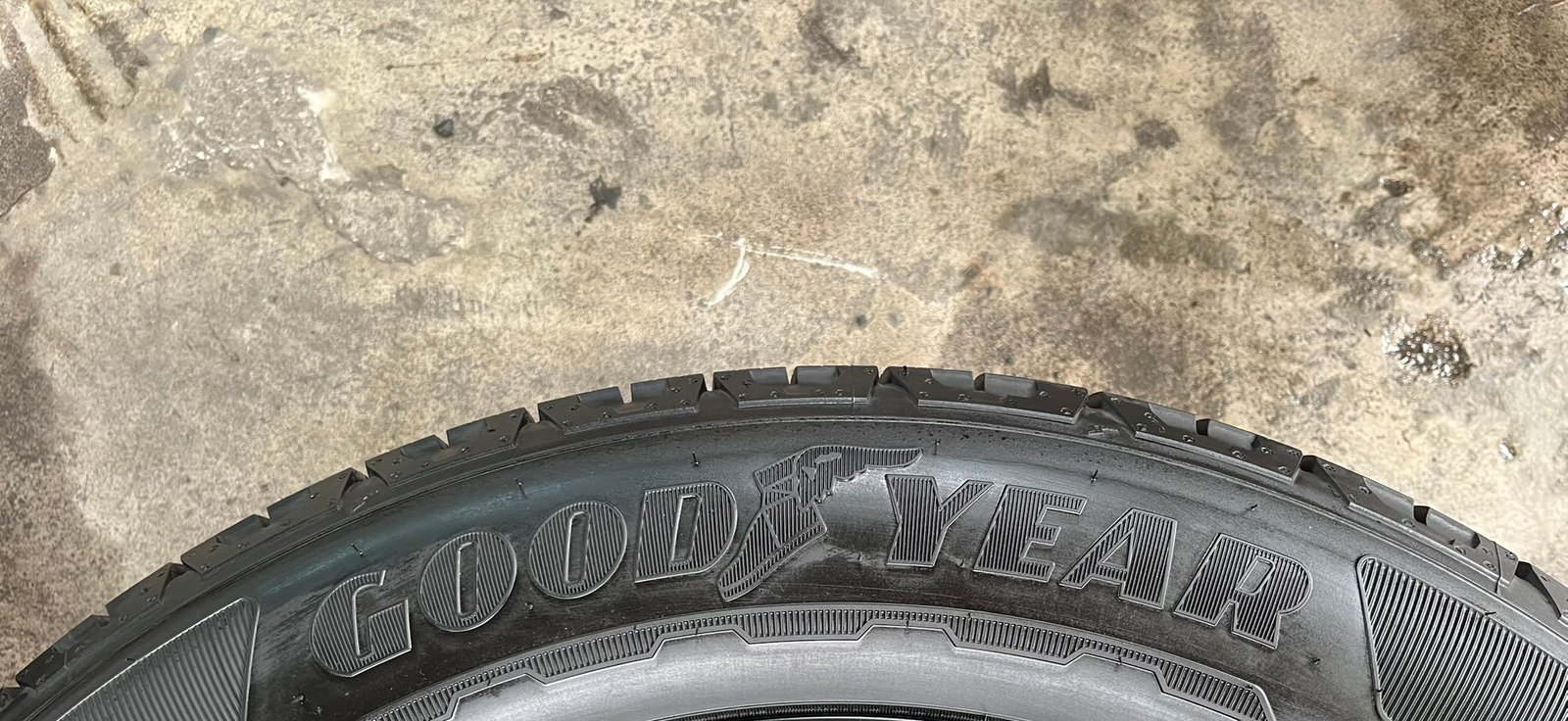 ยางใหม่ป้ายแดง 255-55-20 Goodyear ปี 25 เหมาะสำหรับ รถกระบะตัวสูง และ SUV ทุกรุ่น ยางใหม่ป้ายแดง 255-55-20 Goodyear ปี 25 เหมาะสำหรับ รถกระบะตัวสูง และ SUV ทุกรุ่น