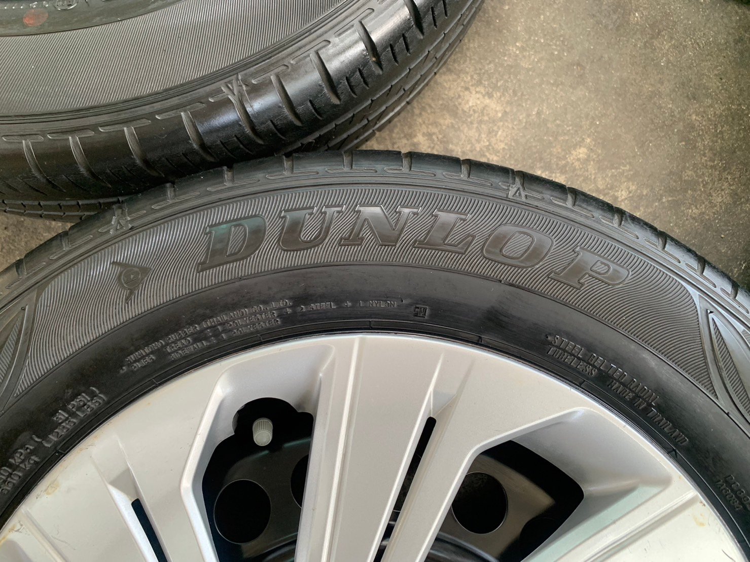 ล้อกระทะ 4รู100 Honda ขอบ 15 พร้อมยาง 185-65-15 Dunlop ปลายปี 17 ล้อกระทะ 4รู100 Honda ขอบ 15 พร้อมยาง 185-65-15 Dunlop ปลายปี 17
