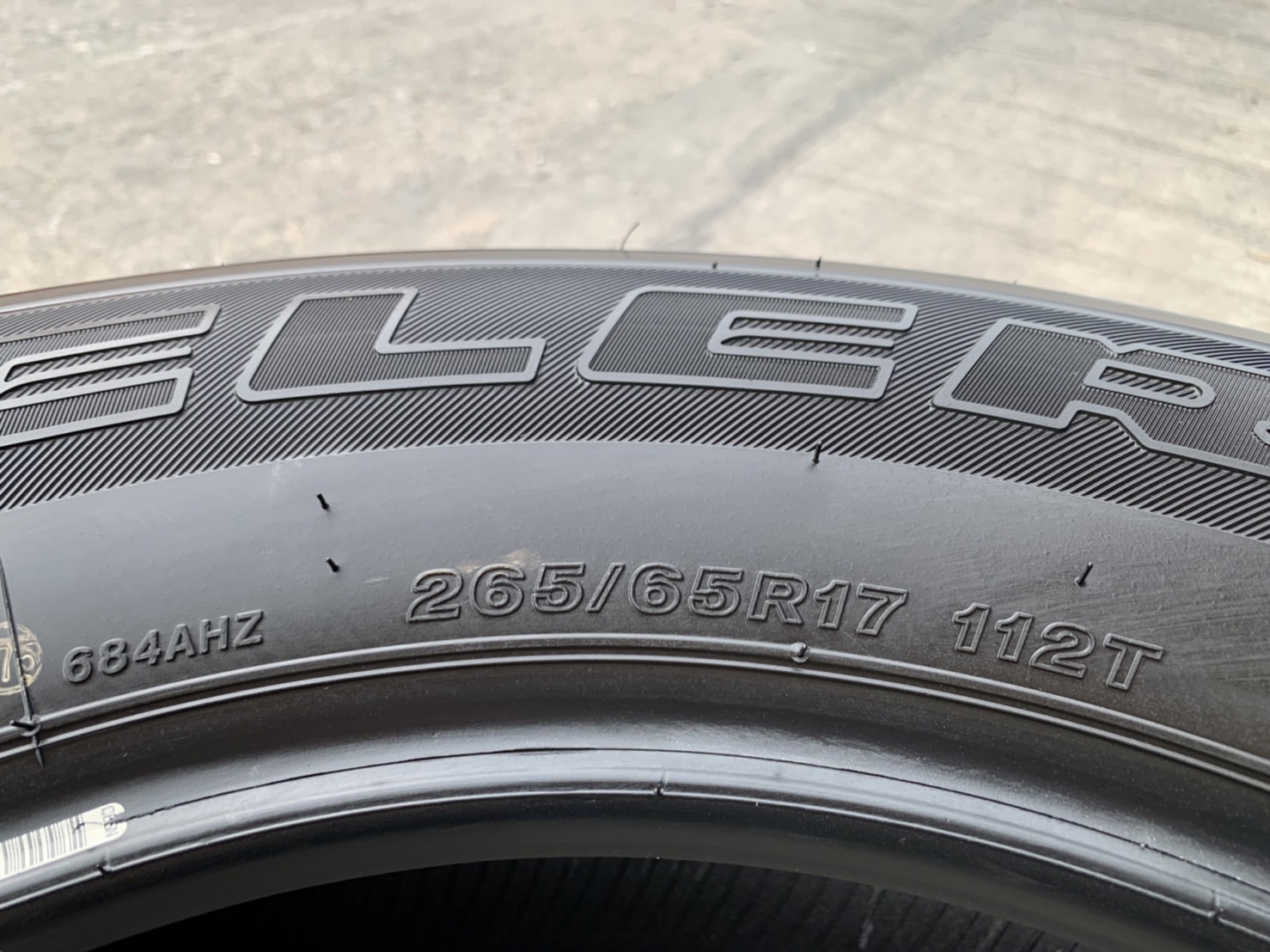 ยางป้ายแดง 265-65-17 Bridgestone ปี 22 เหมาะสำหรับรถกระบะตัวสูง และ SUV ทุกรุ่น ยางป้ายแดง 265-65-17 Bridgestone ปี 22 เหมาะสำหรับรถกระบะตัวสูง และ SUV ทุกรุ่น