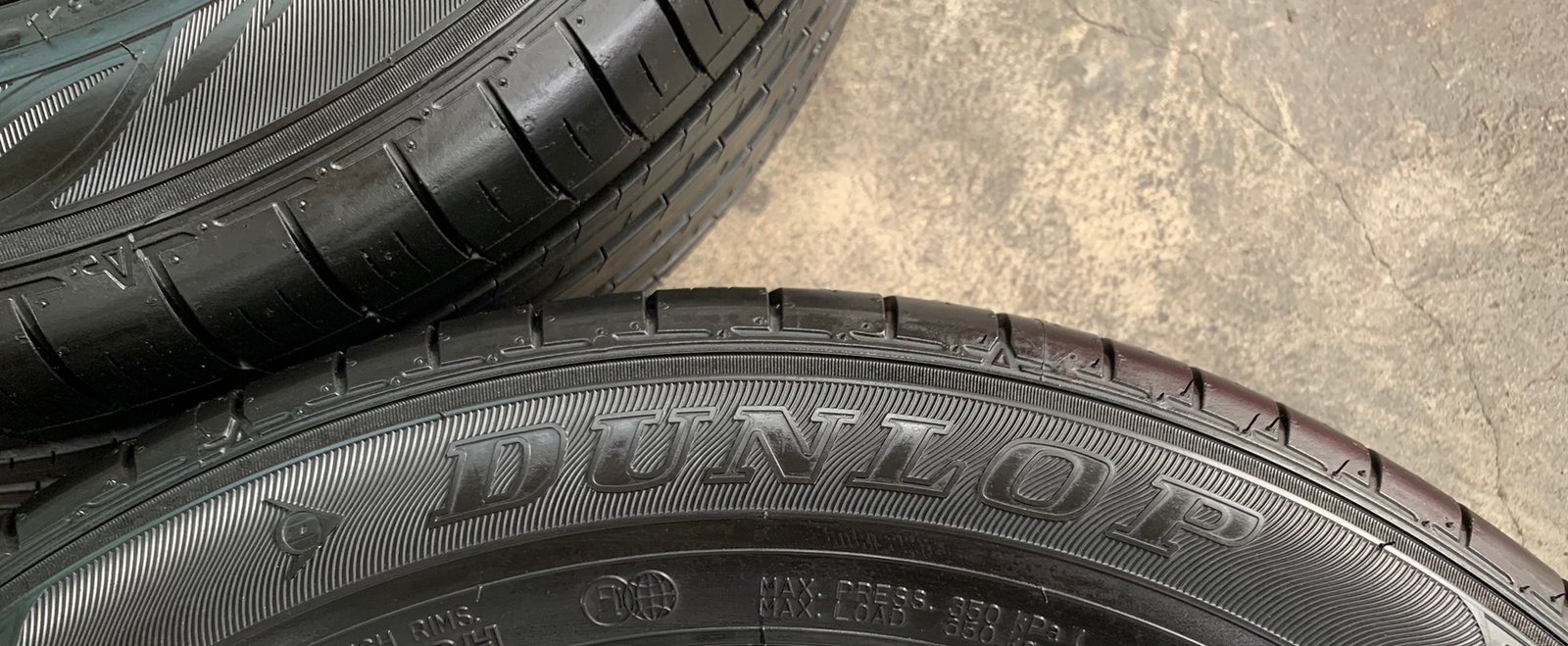 ยางใหม่ป้ายแดง 215-55-16 Dunlop ปี 22 ใหม่กริ๊บ ถอดจากรถใหม่ป้ายแดง ยางใหม่ป้ายแดง 215-55-16 Dunlop ปี 22 ใหม่กริ๊บ ถอดจากรถใหม่ป้ายแดง