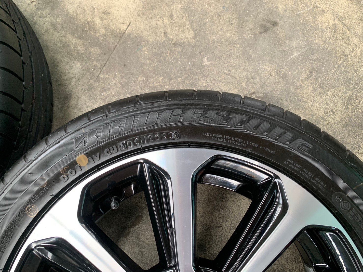 ล้อแม็กป้ายแดง Mitsu Mirage รุ่นใหม่ ขอบ 15 ดำหน้าเงา พร้อมยางป้ายแดง 175-55-15 Bridgestone ปี 23 ล้อแม็กป้ายแดง Mitsu Mirage รุ่นใหม่ ขอบ 15 ดำหน้าเงา พร้อมยางป้ายแดง 175-55-15 Bridgestone ปี 23