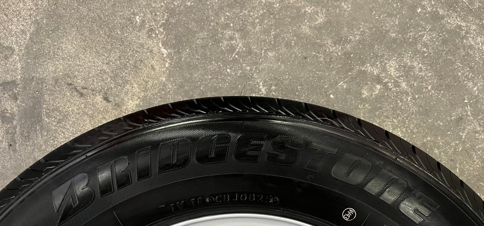 ยางป้ายแดง 215-70-15 Bridgestone ปี 25 สวยกริ๊บ ใส่กับ รถกระบะตัวเตี้ย ได้ทุกรุ่น