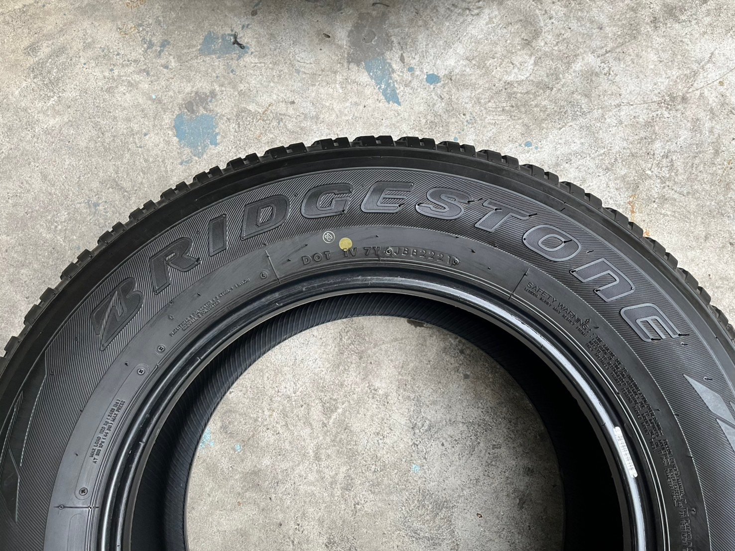 ยาง 1 เส้น 265-65-17 Bridgestone ปี 21 สภาพสวย ยาง 1 เส้น 265-65-17 Bridgestone ปี 21 สภาพสวย