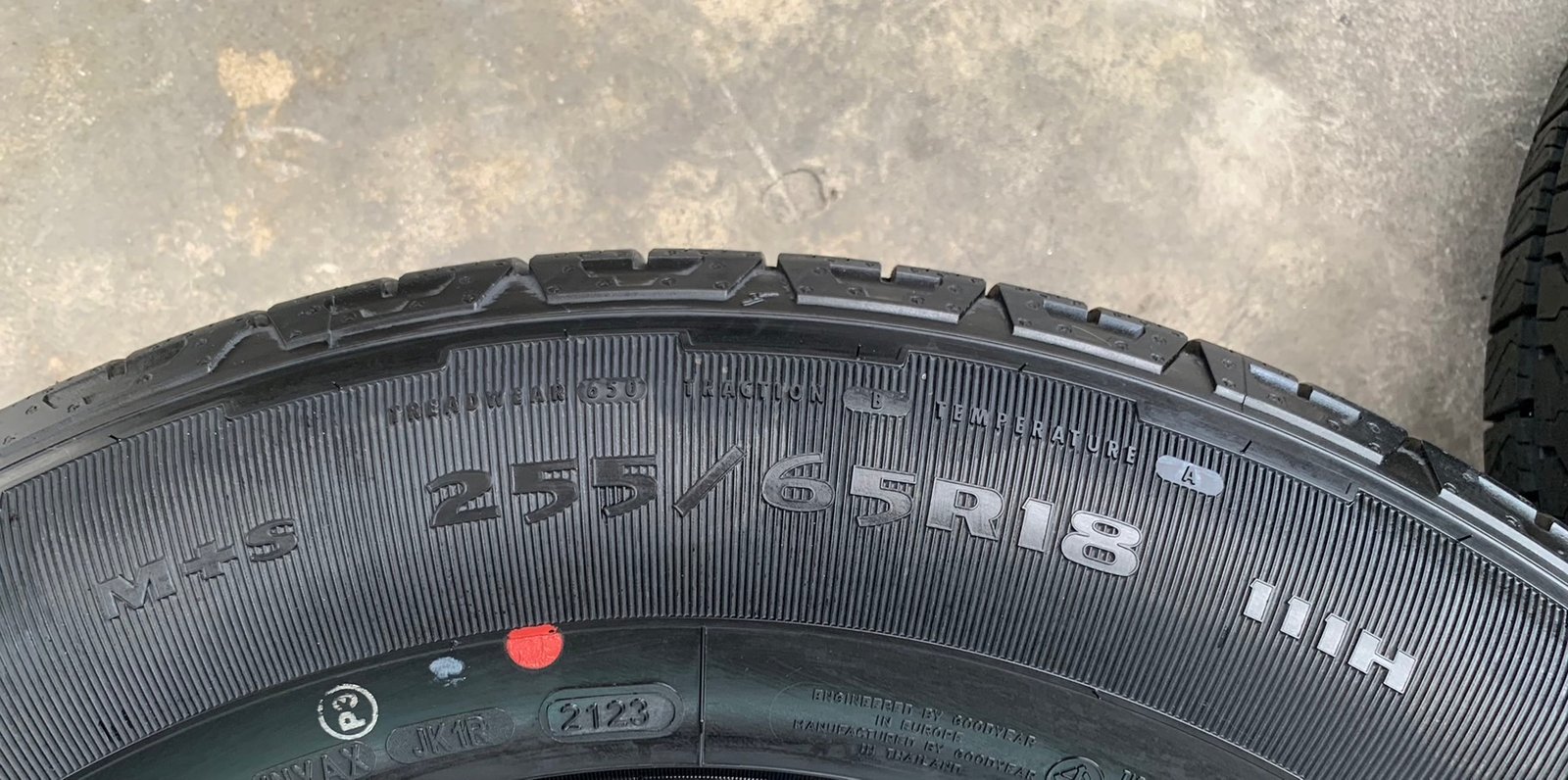 ยางใหม่ป้ายแดง 255-65-18 Goodyear ปี 23 ใส่แทน 255-60-18 และ 265-60-18 ได้เลย ยางใหม่ป้ายแดง 255-65-18 Goodyear ปี 23 ใส่แทน 255-60-18 และ 265-60-18 ได้เลย