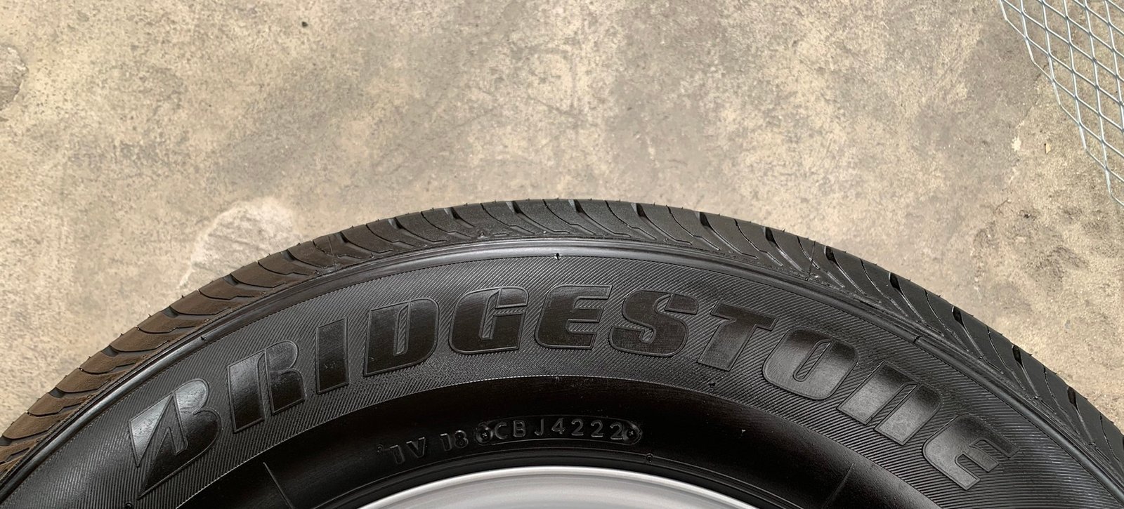 ยางป้ายแดง 215-70-15 Bridgestone ปลายปี 22 สวยกริ๊บ ใส่กับ รถกระบะตัวเตี้ย ได้ทุกรุ่น ยางป้ายแดง 215-70-15 Bridgestone ปลายปี 22 สวยกริ๊บ ใส่กับ รถกระบะตัวเตี้ย ได้ทุกรุ่น
