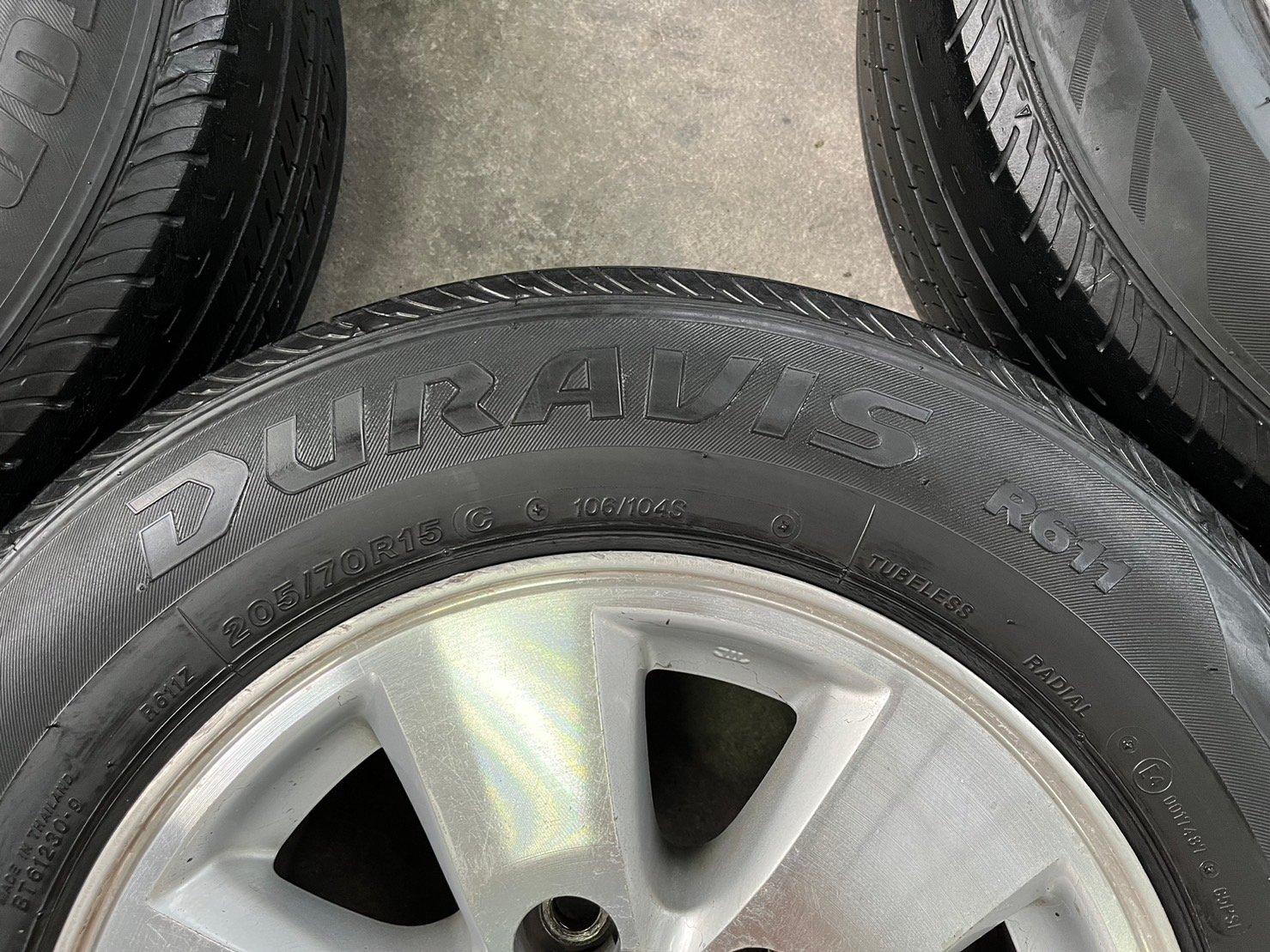 ล้อแม็ก 6รู139 Toyota ขอบ 15 บอร์นหน้าเงา แถมยาง 205-70-15 Bridgestone ปี 20 ล้อแม็ก 6รู139 Toyota ขอบ 15 บอร์นหน้าเงา แถมยาง 205-70-15 Bridgestone ปี 20