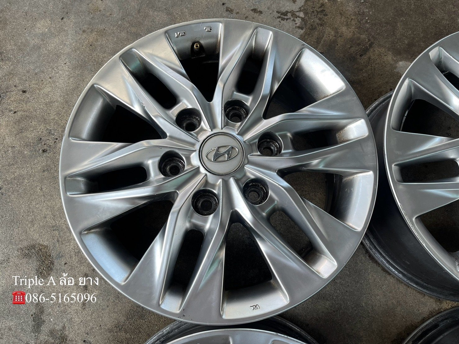 ล้อแม็ก Hyundai H1 ขอบ 16 สีไฮเปอร์ สภาพดี