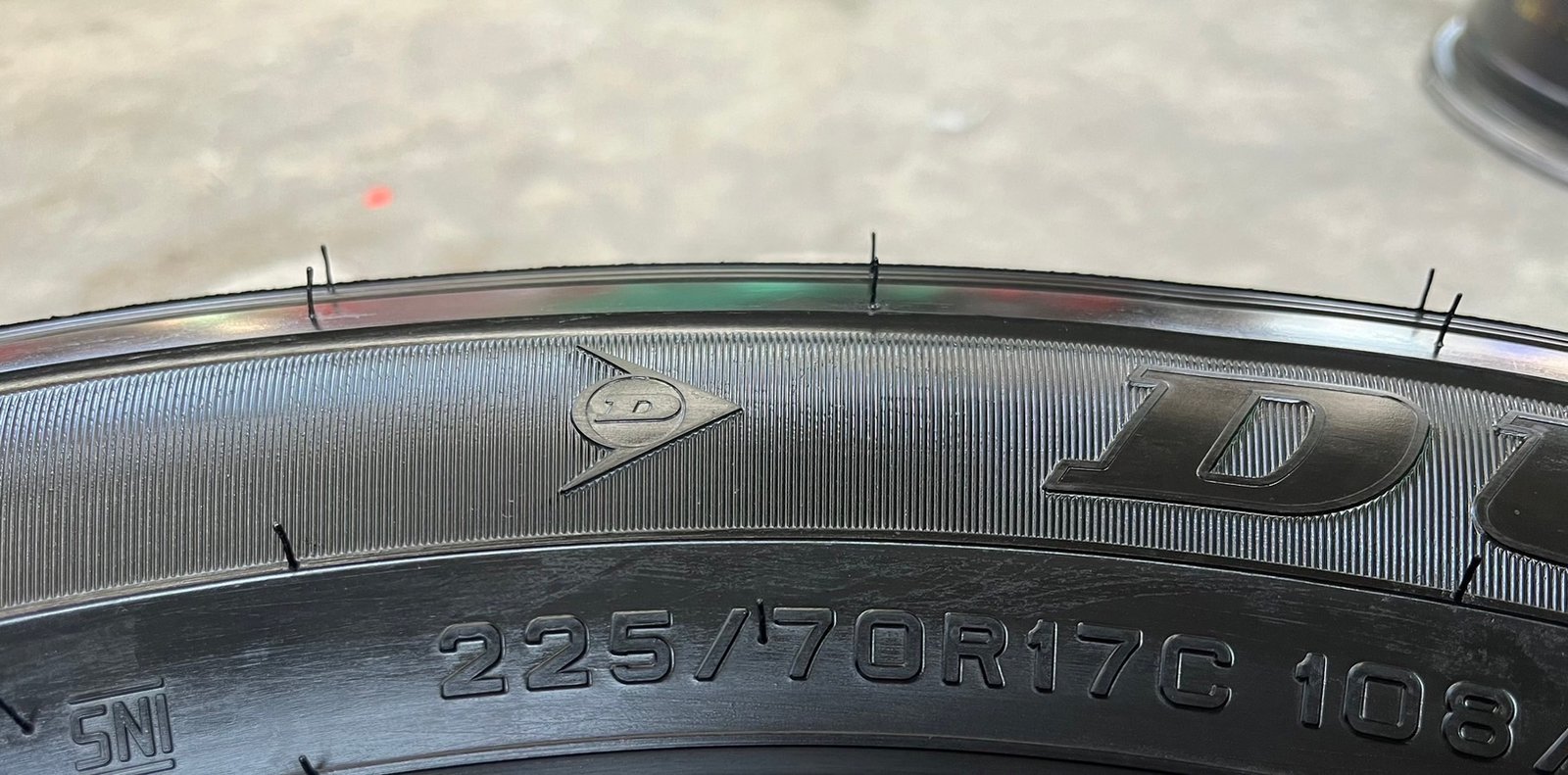 ยางใหม่ป้ายแดง 225-70-17 Dunlop ปี 24 ใหม่กริ๊บ ถอดจากโชว์รูม ยางใหม่ป้ายแดง 225-70-17 Dunlop ปี 24 ใหม่กริ๊บ ถอดจากโชว์รูม