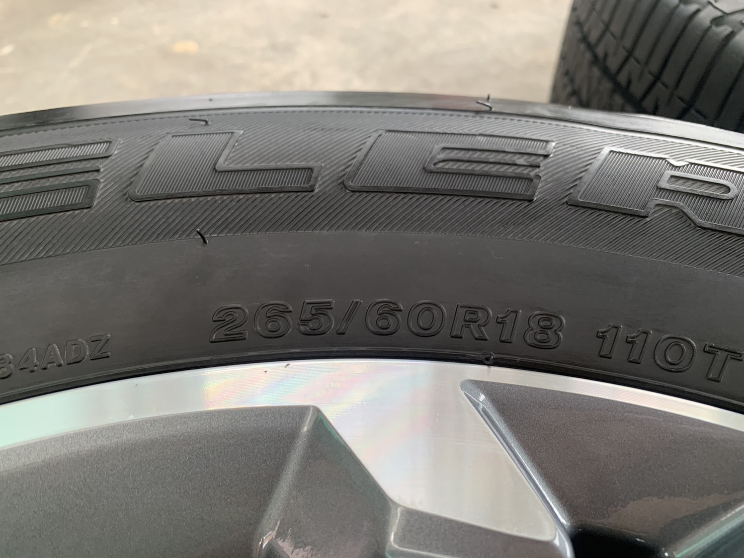 ล้อแม็กป้ายแดง Mitsu Triton รุ่นใหม่ล่าสุด ขอบ 18 เทาหน้าเงา พร้อมยาง 265-60-18 Bridgestone ปี 20 ล้อแม็กป้ายแดง Mitsu Triton รุ่นใหม่ล่าสุด ขอบ 18 เทาหน้าเงา พร้อมยาง 265-60-18 Bridgestone ปี 20